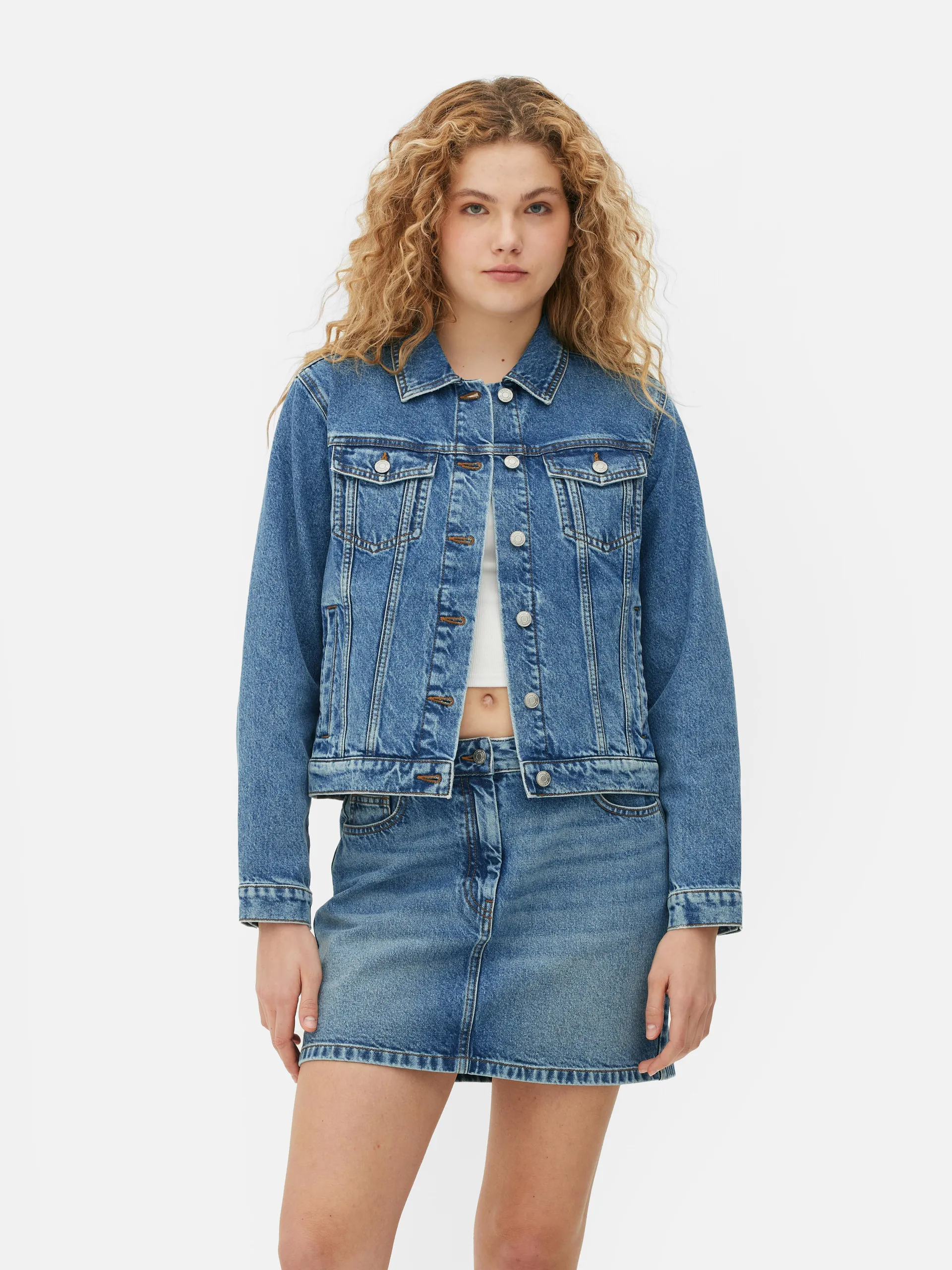 Cette veste en jean est tout simplement un incontournable