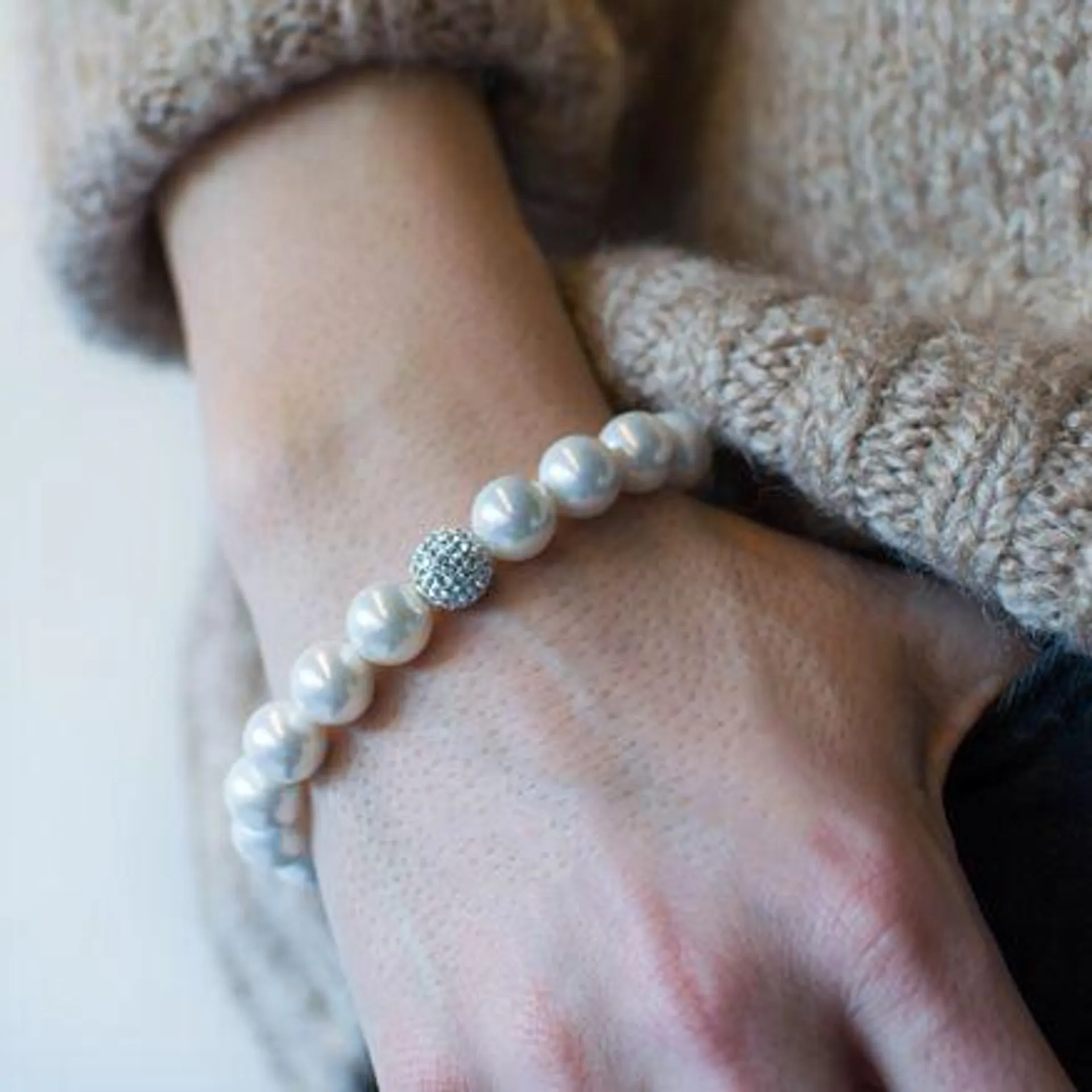 Armband in zilver, parels en kristallen bol