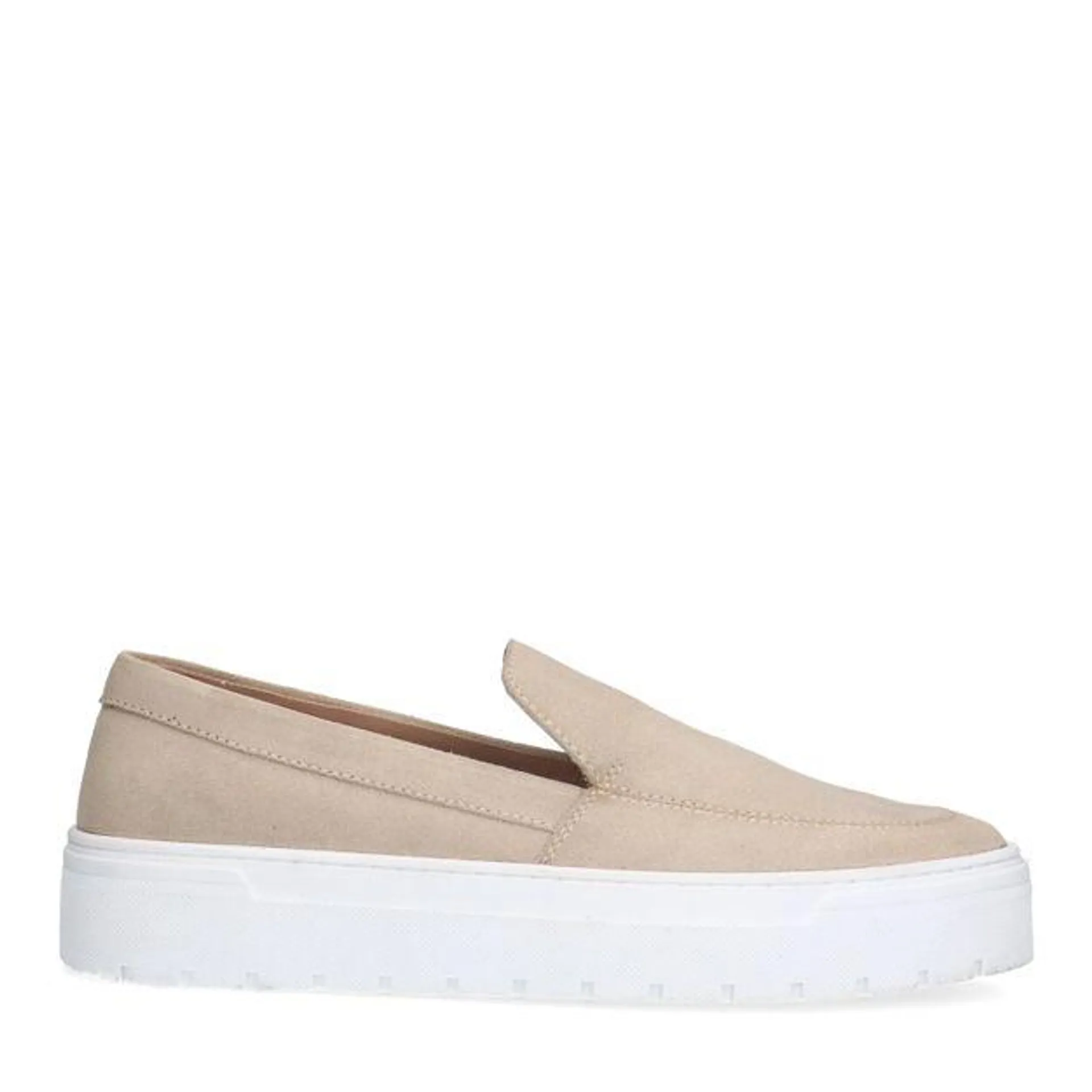 Beige suède loafers met witte zool