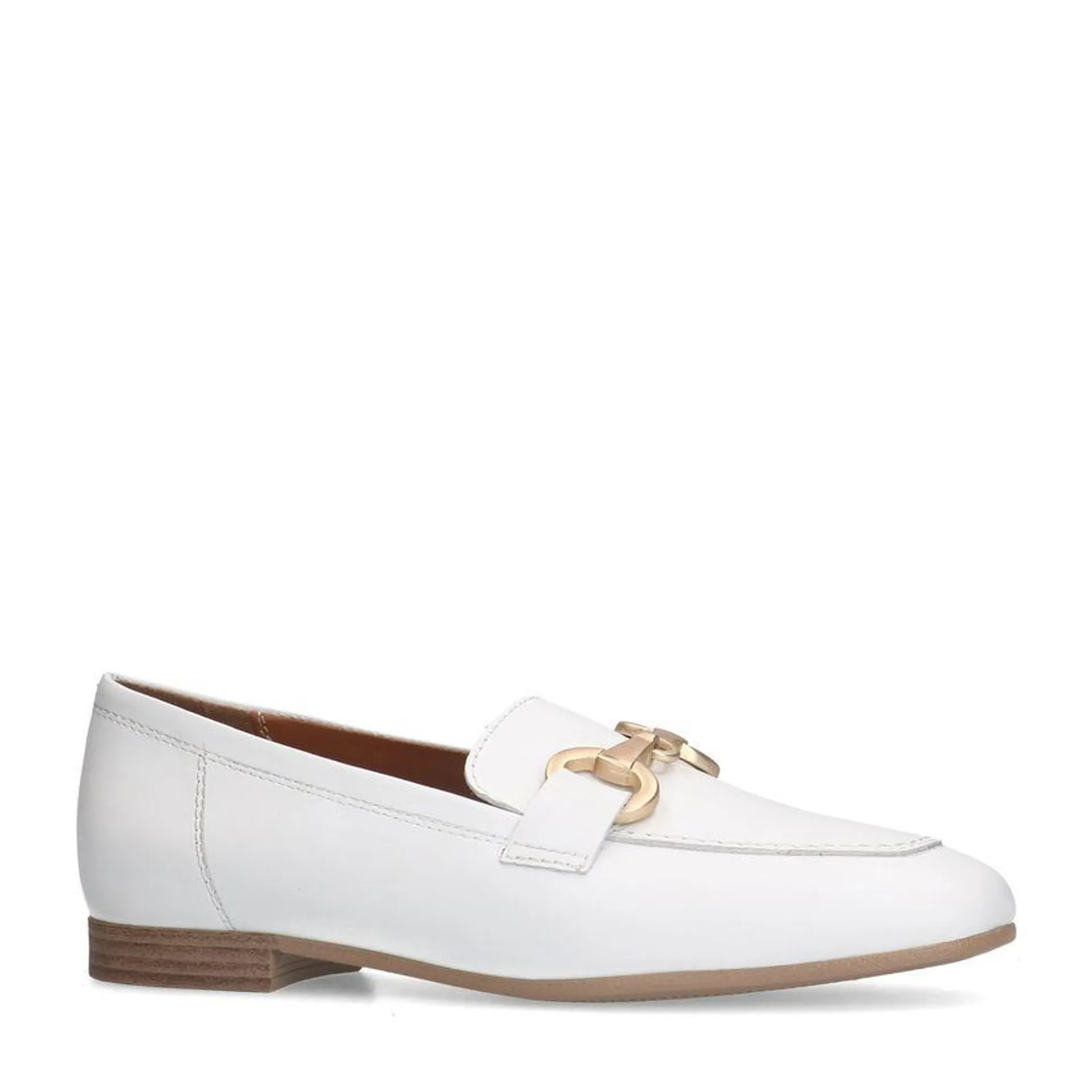 Witte leren loafers met goudkleurig detail