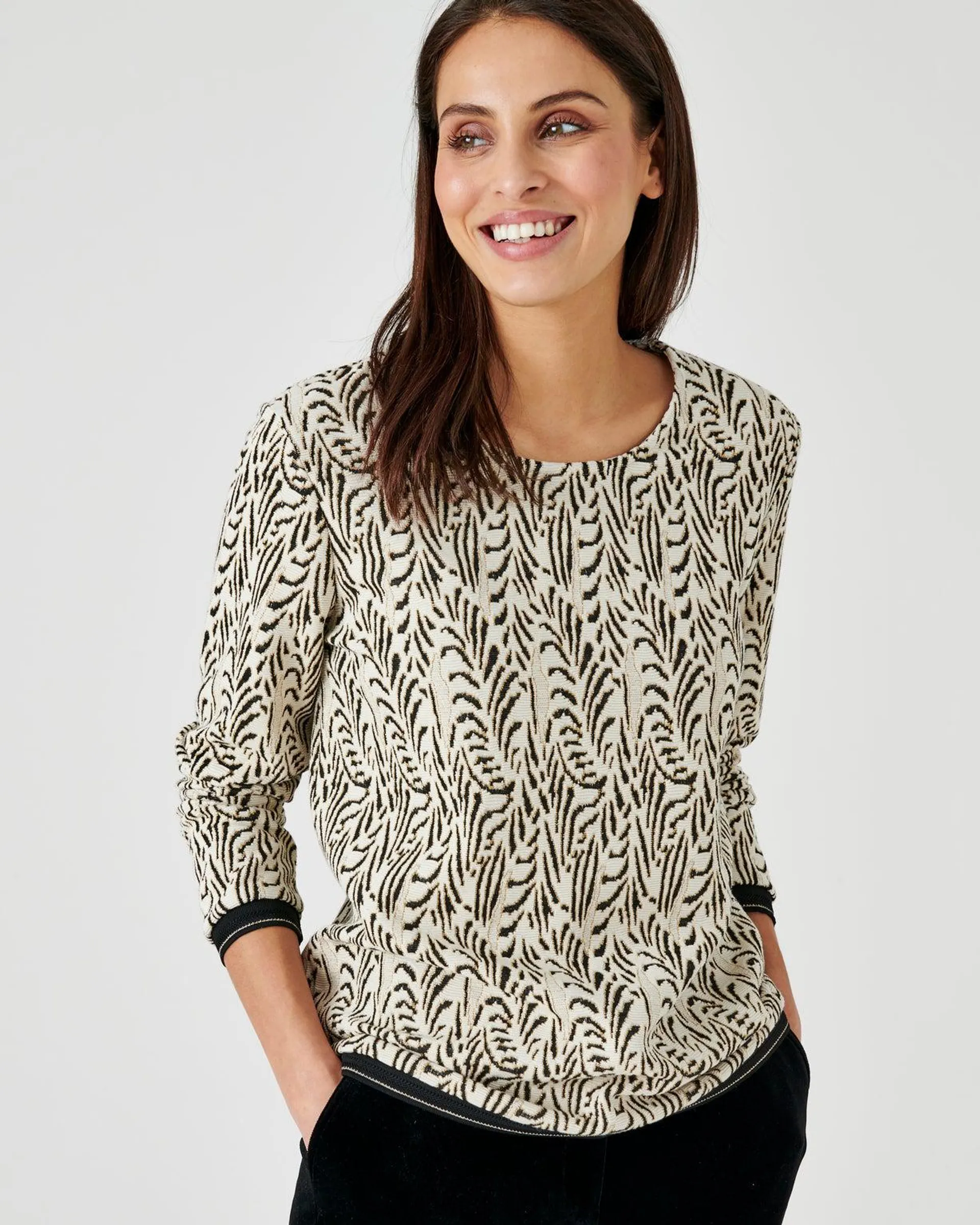 Sweater in jacquard, bladmotief in reliëf