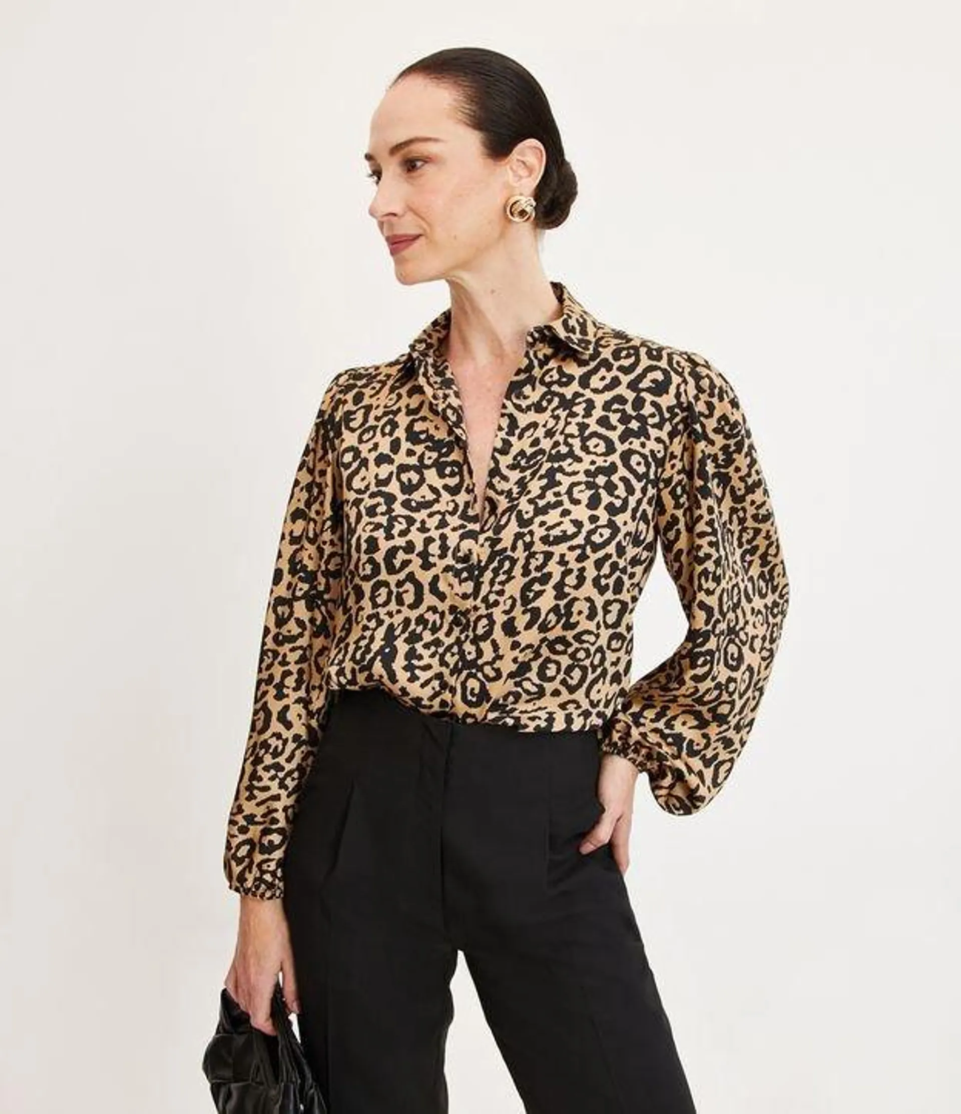 Camisa Acetinada com Estampa Animal Print e Manga Bufante Bege/ Preto