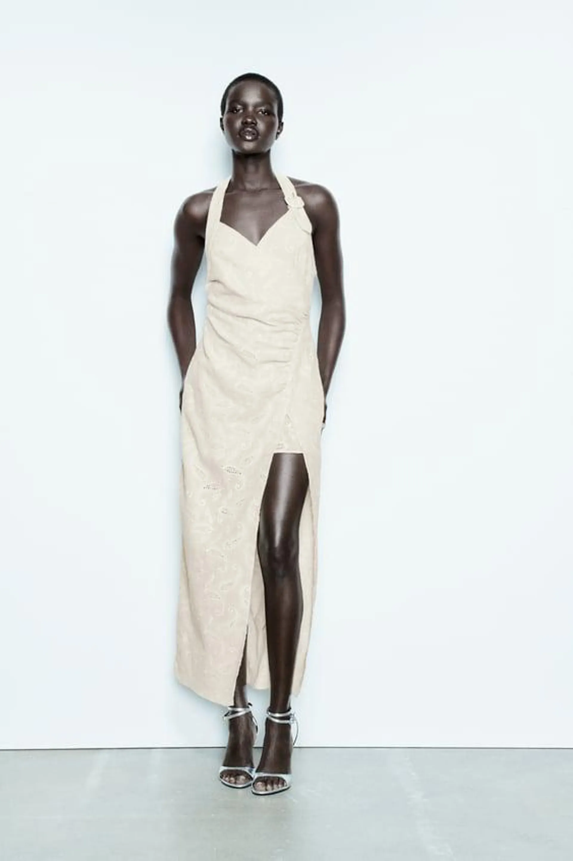 VESTIDO MIDI COM BORDADOS