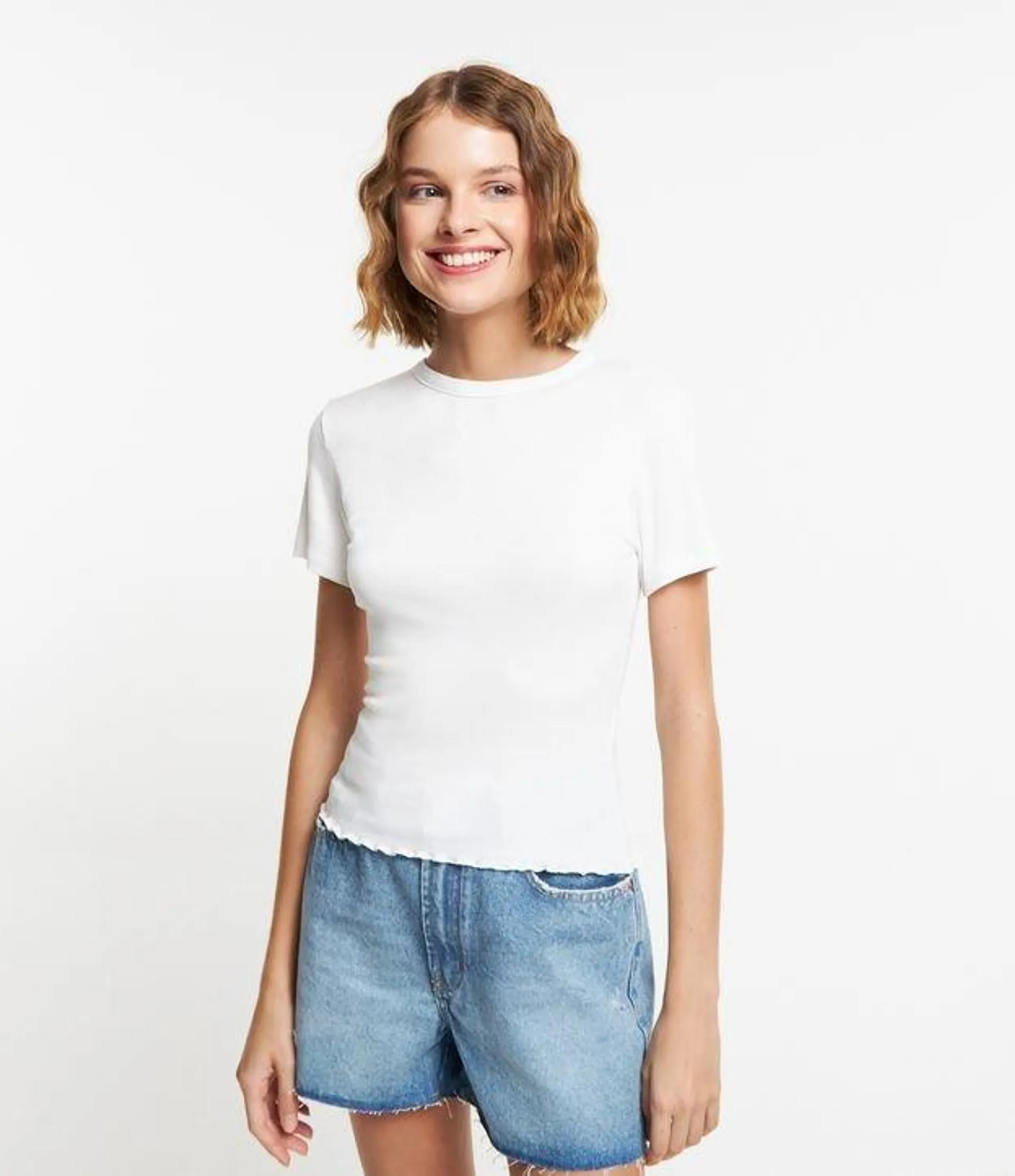 Blusa em Viscose Texturizada e com Frufru na Barra Branco