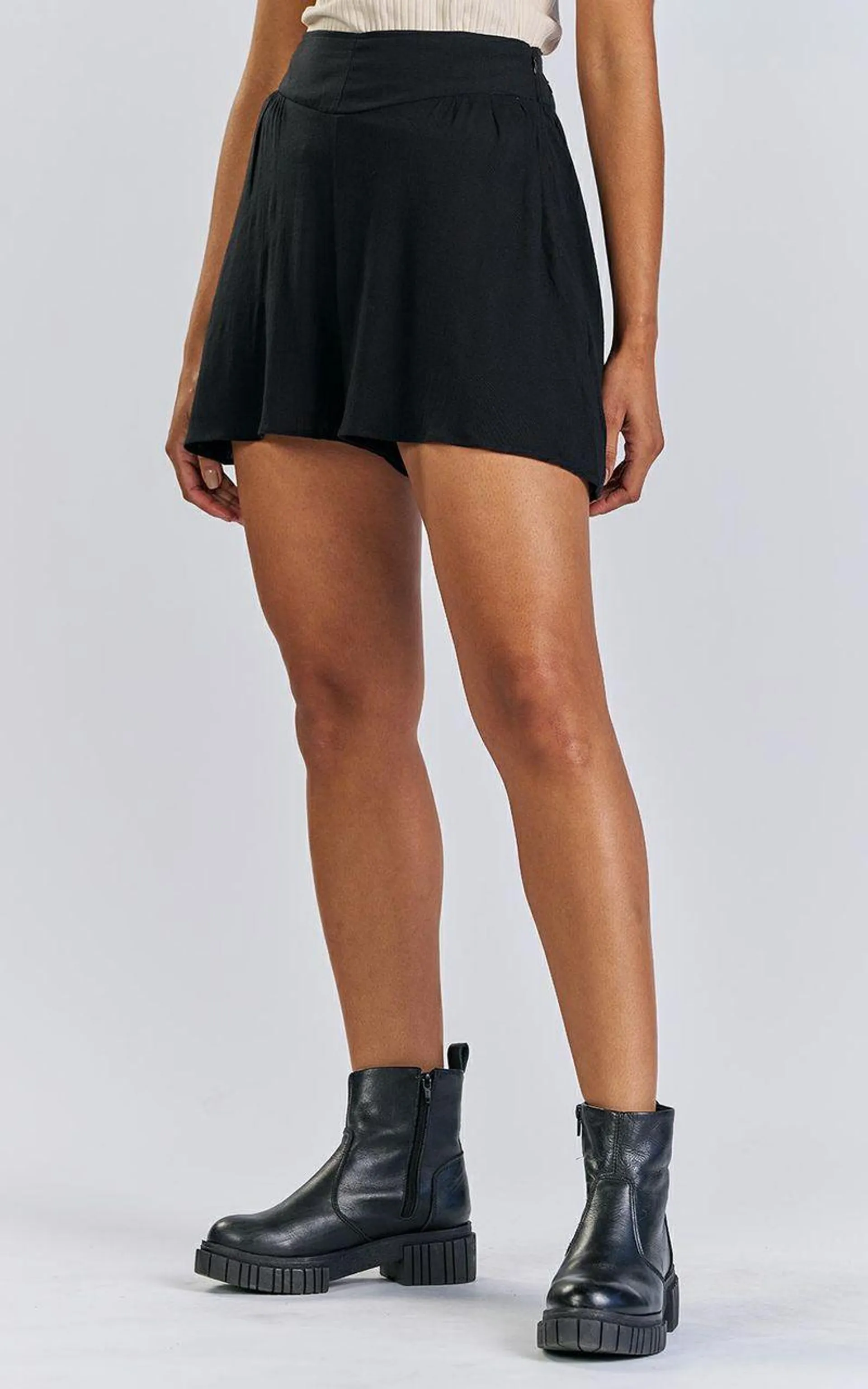 Shorts cintura alta evasê - PRETO