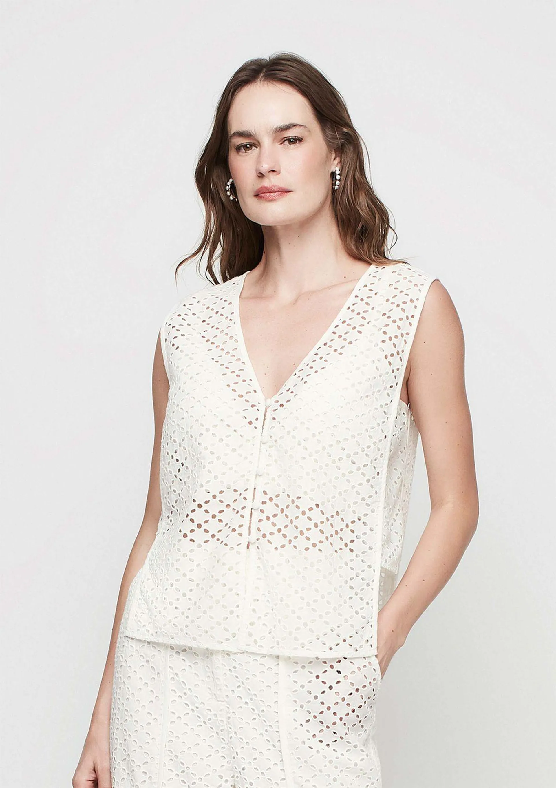 Regata Decote V Alças Largas Em Laise - Off White