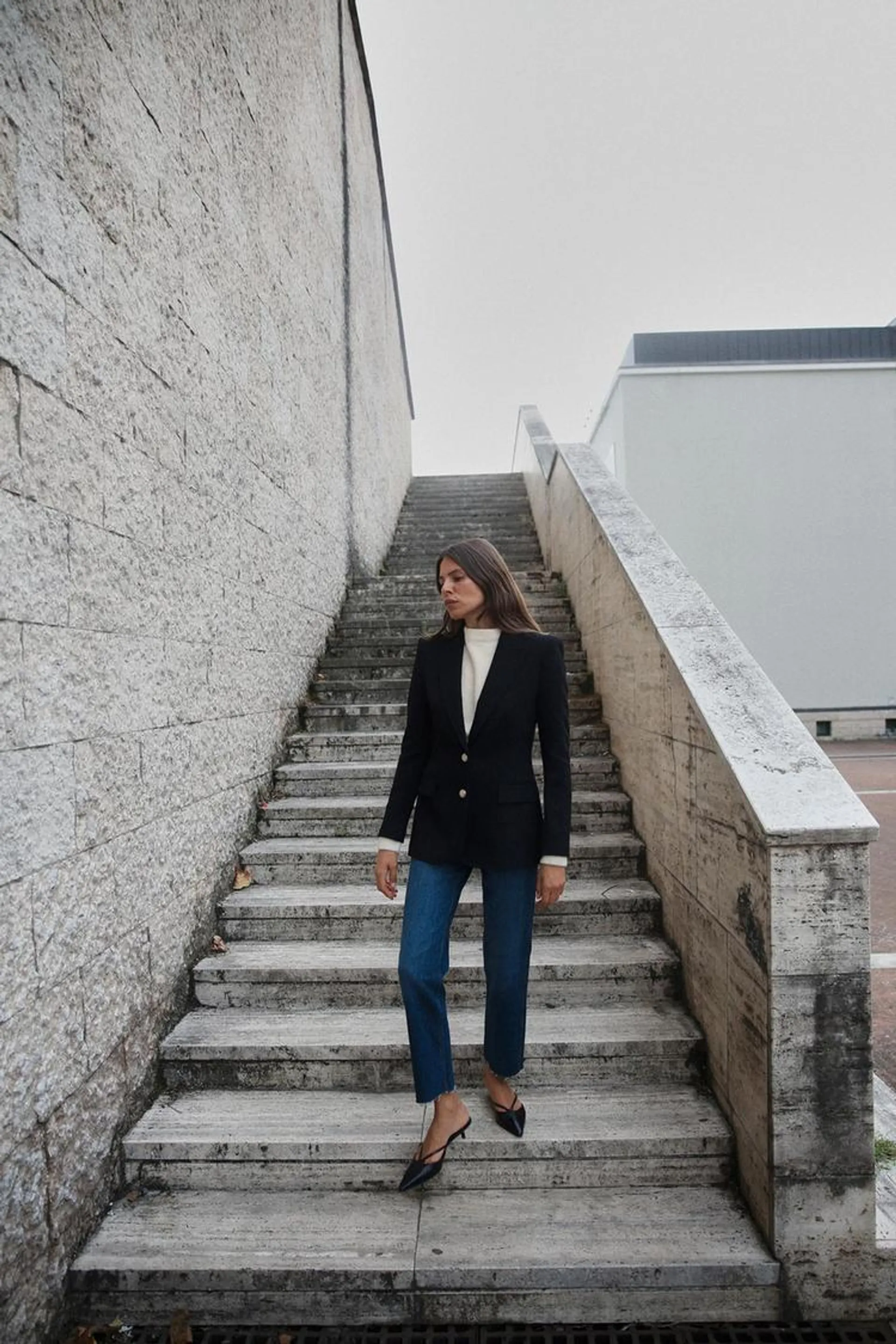 BLAZER ACINTURADO COM OMBREIRAS