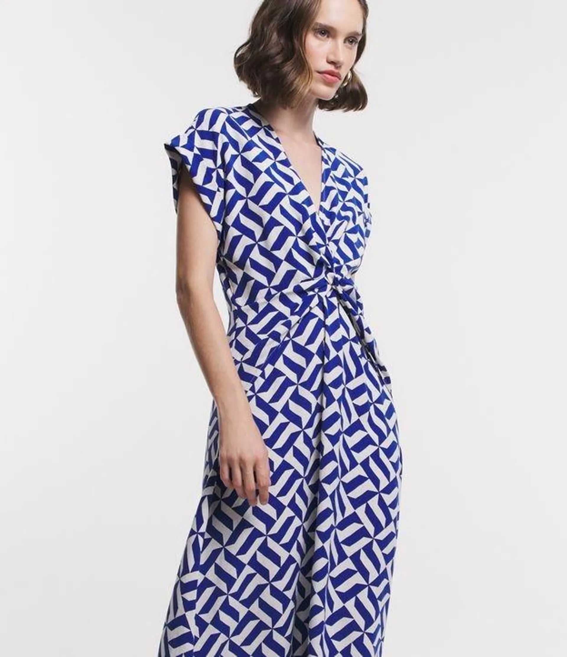 Vestido Midi em Viscolinho com Busto Torcido e Estampa Geométrica Azul/ Branco