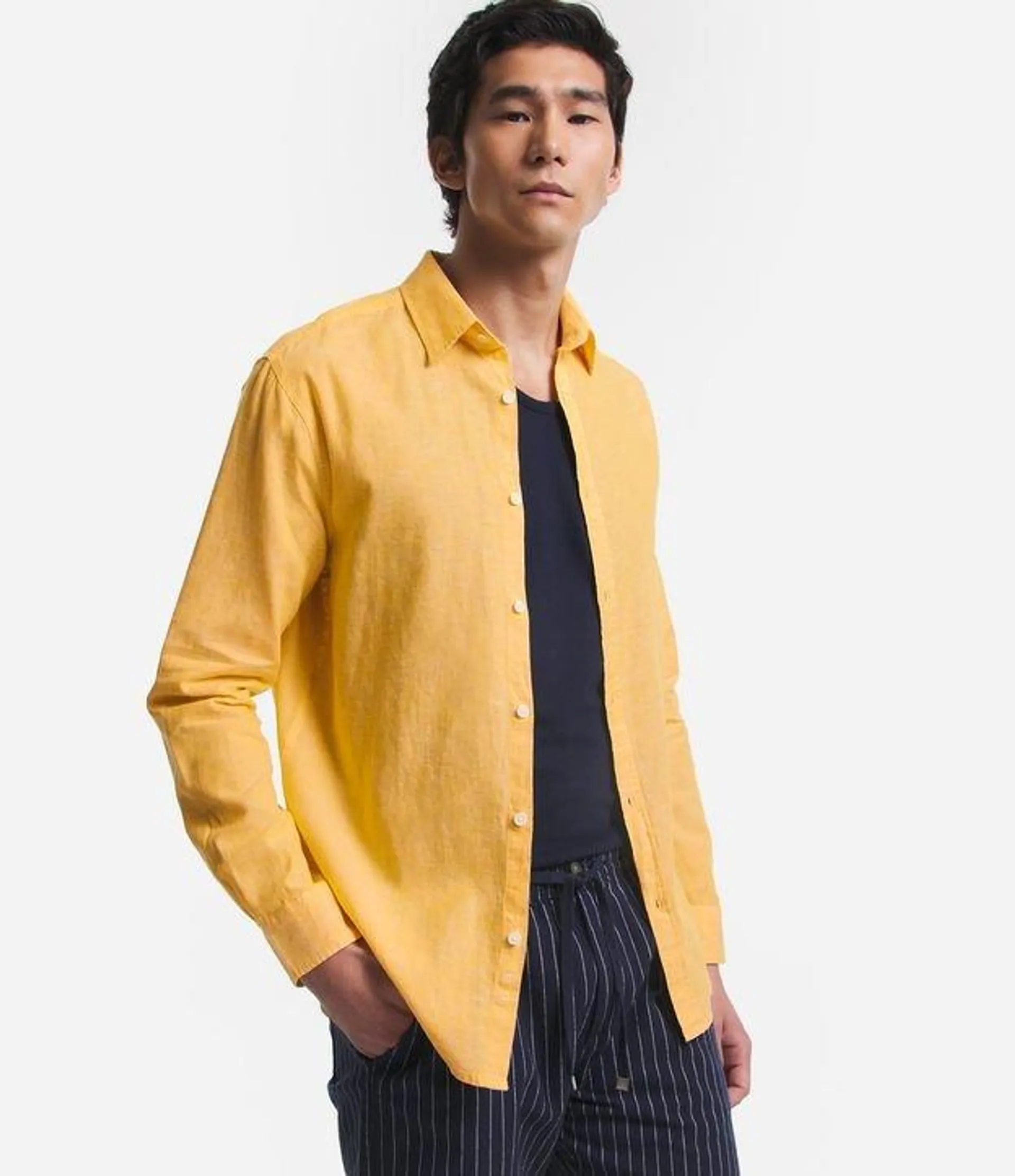 Camisa Comfort Básica em Linho com Gola Colarinho Amarelo Médio