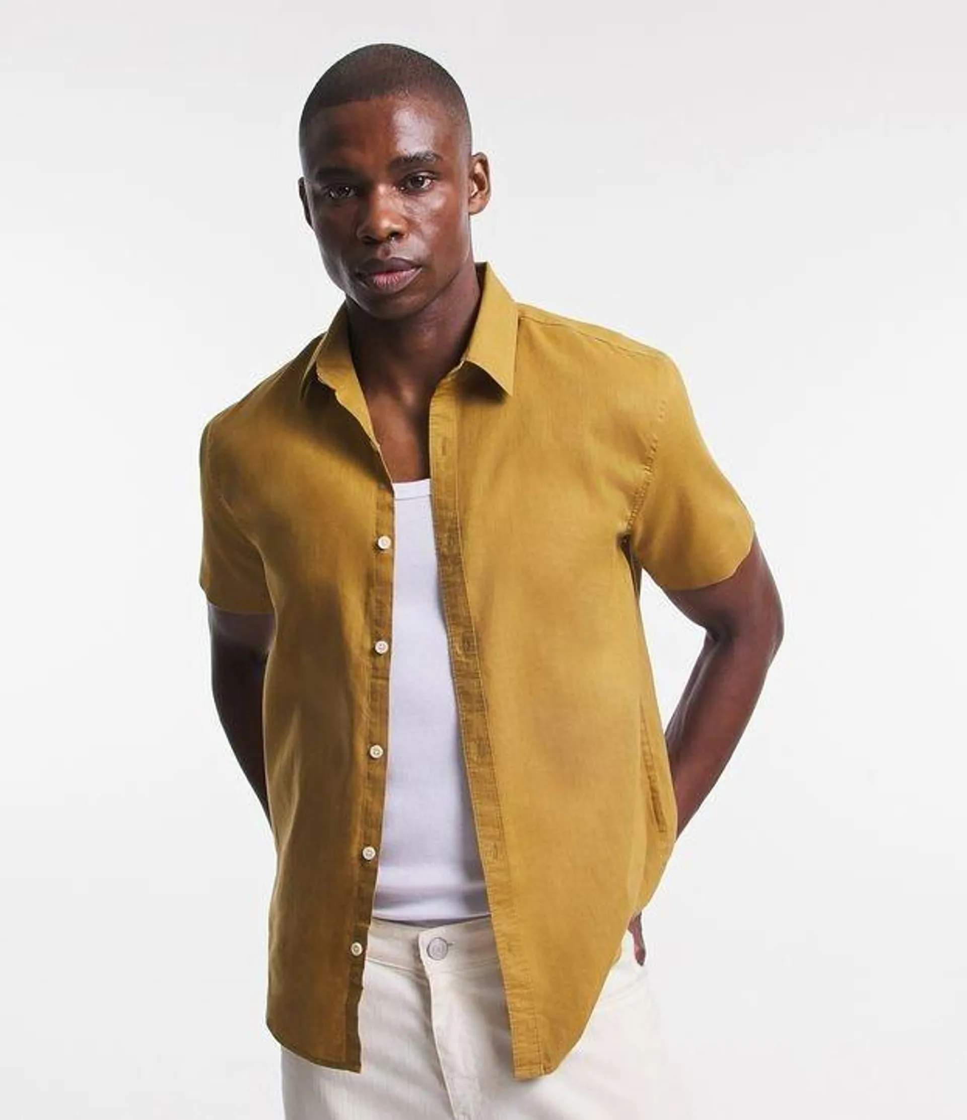 Camisa Comfort Básica em Linho com Manga Curta Amarelo Escuro