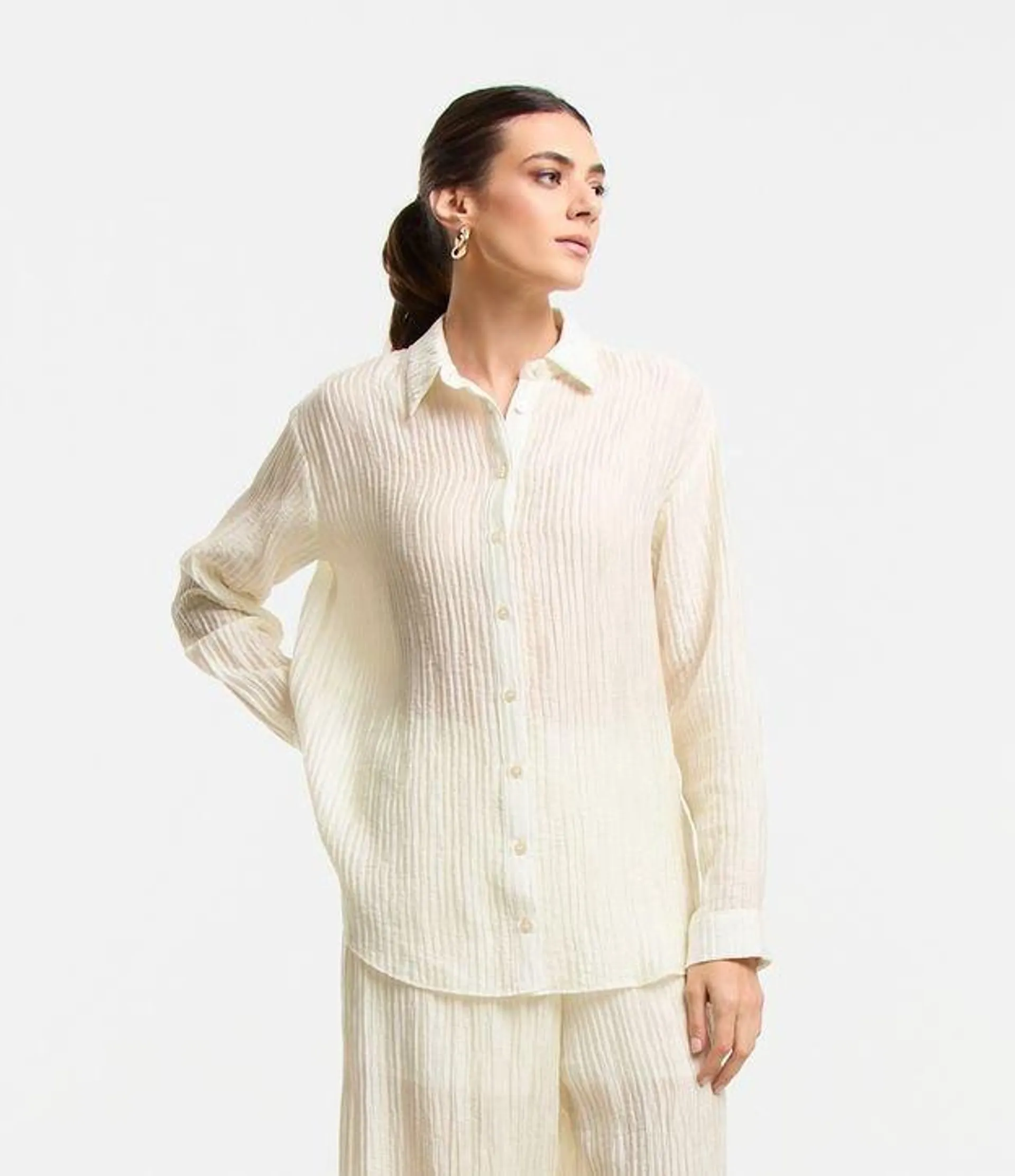 Camisa Alfaiatada com Textura Plissada e Abotoamento Off White