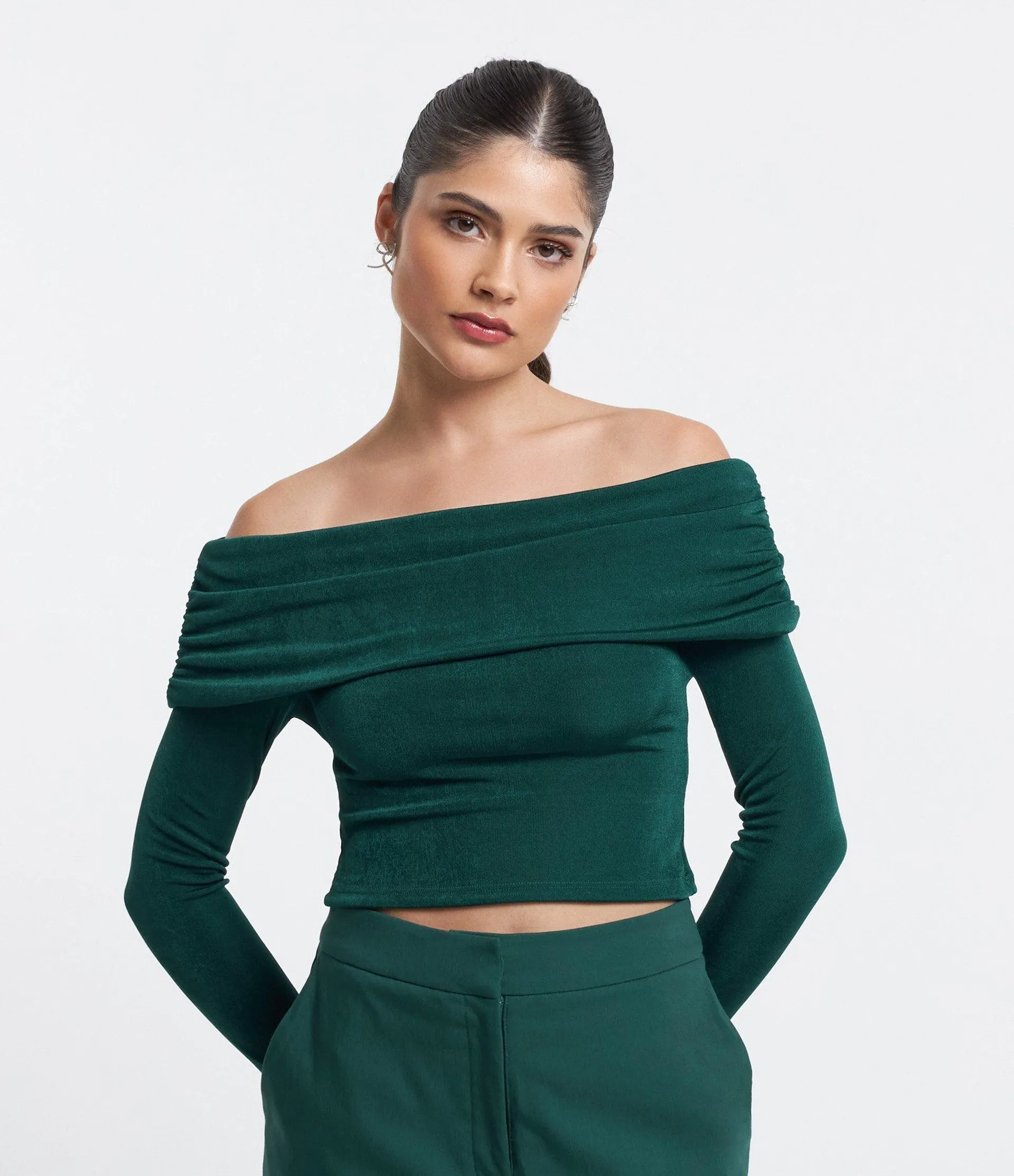 Blusa Curta Metalizada com Pala Larga Ombro a Ombro Verde