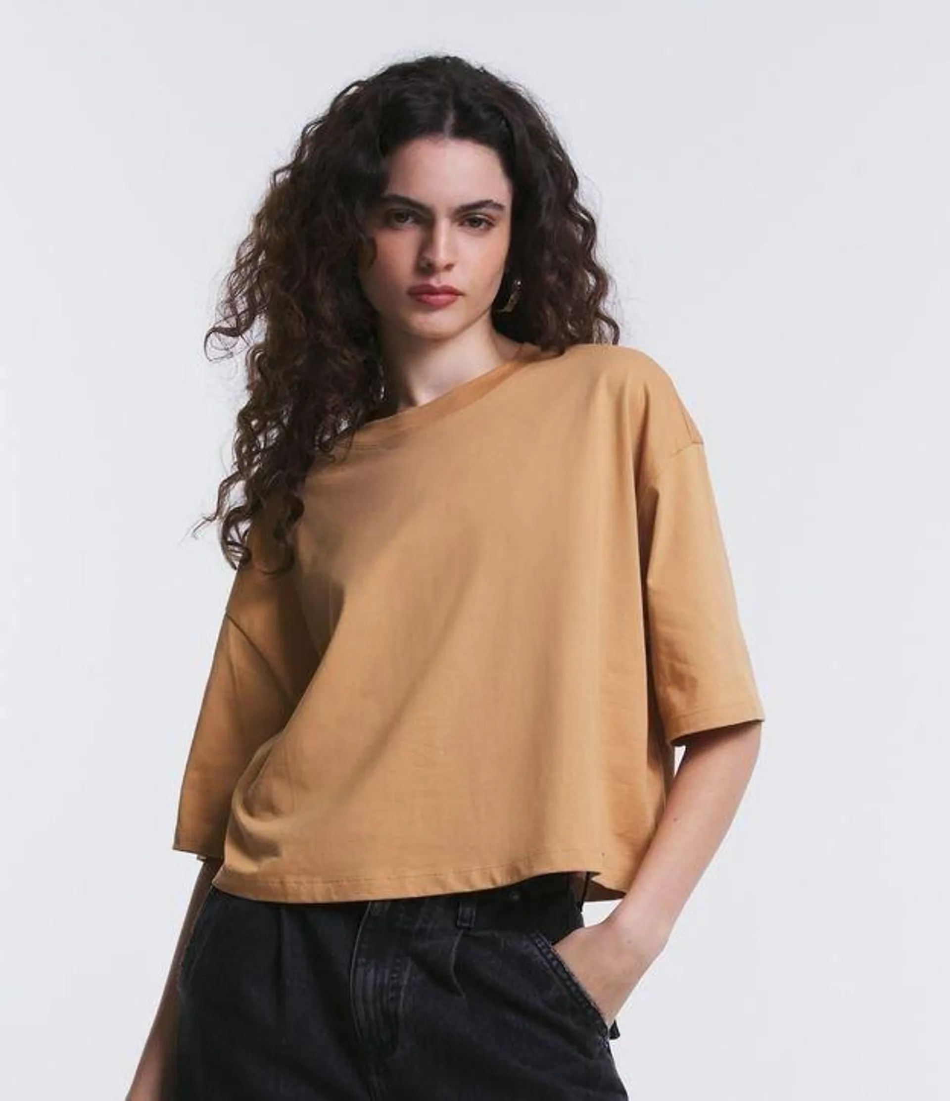 Camiseta Cropped Oversized em Algodão Peruano Marrom