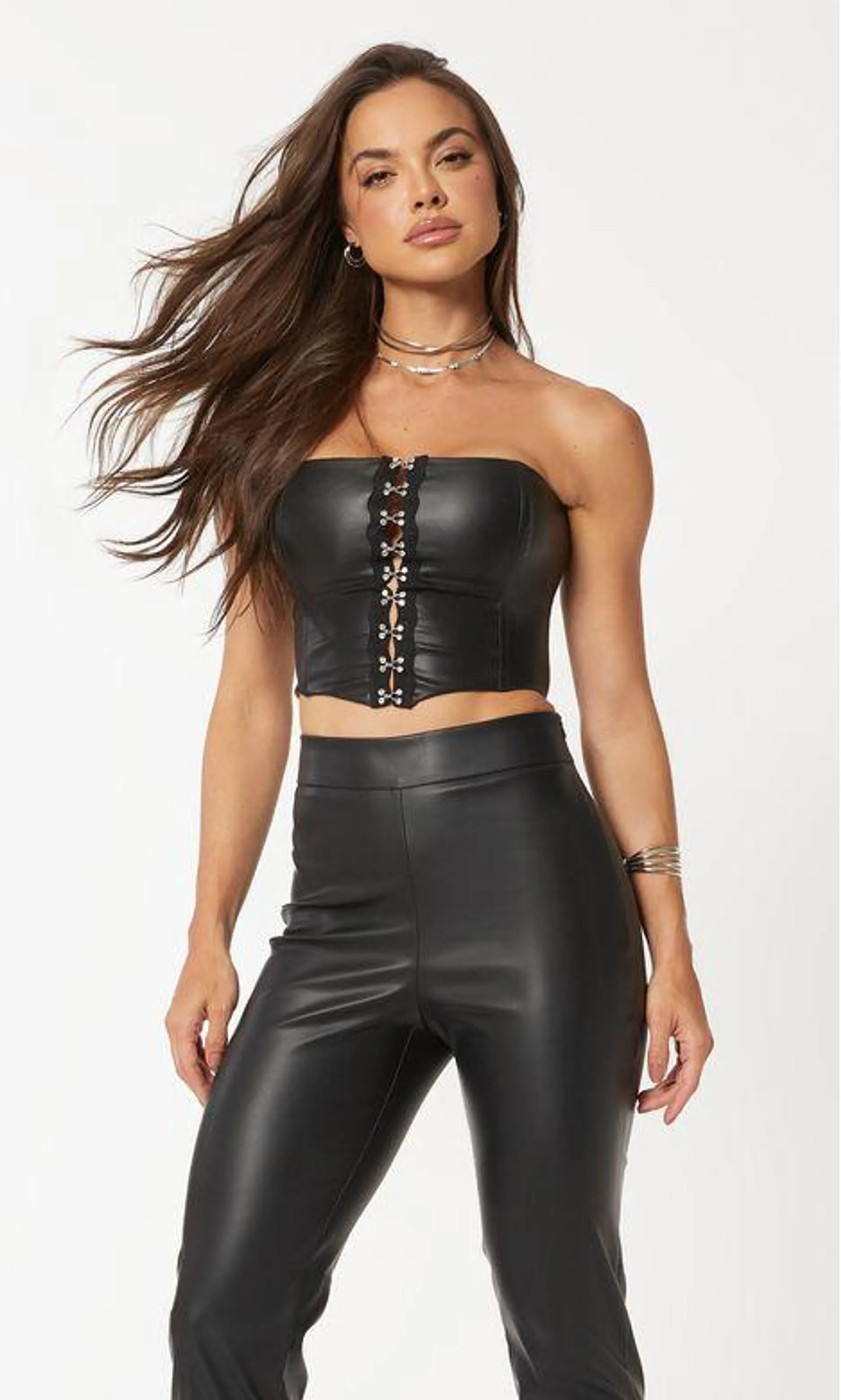 Corselet Faux Leather Ganchos Strass - Preto