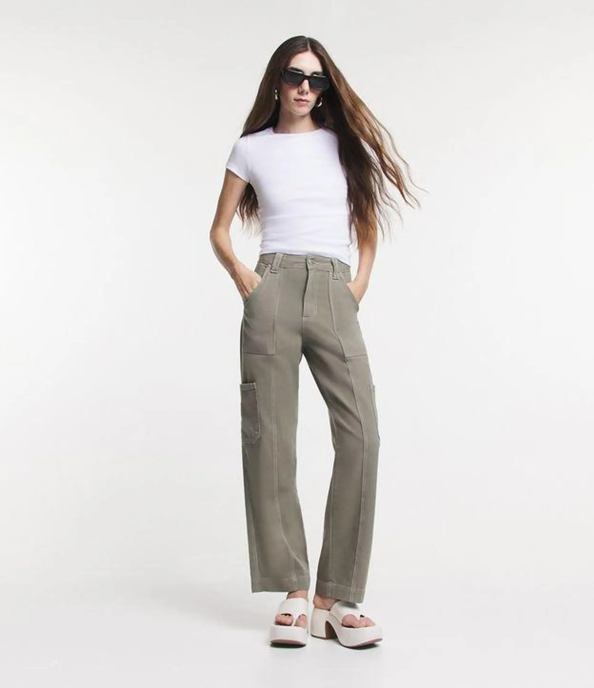 Calça Reta em Sarja com Bolsos Laterais Verde