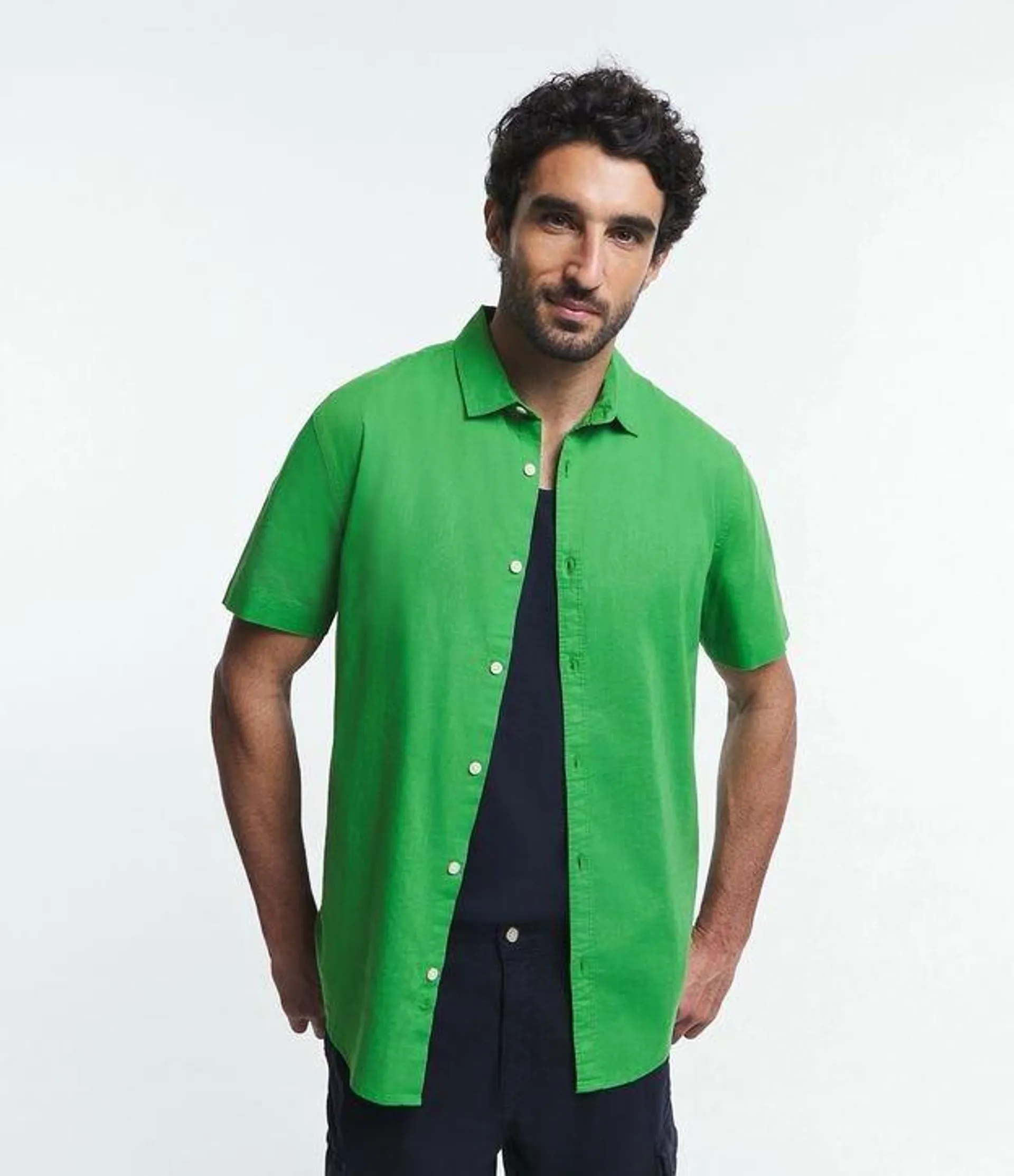 Camisa Comfort Básica em Linho com Manga Curta Verde