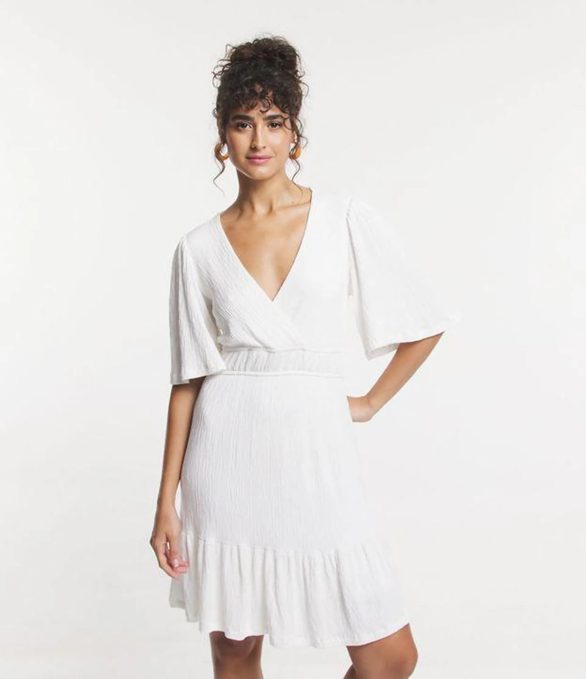 Vestido Curto Texturizado com Manga Godê e Decote Transpassado Branco