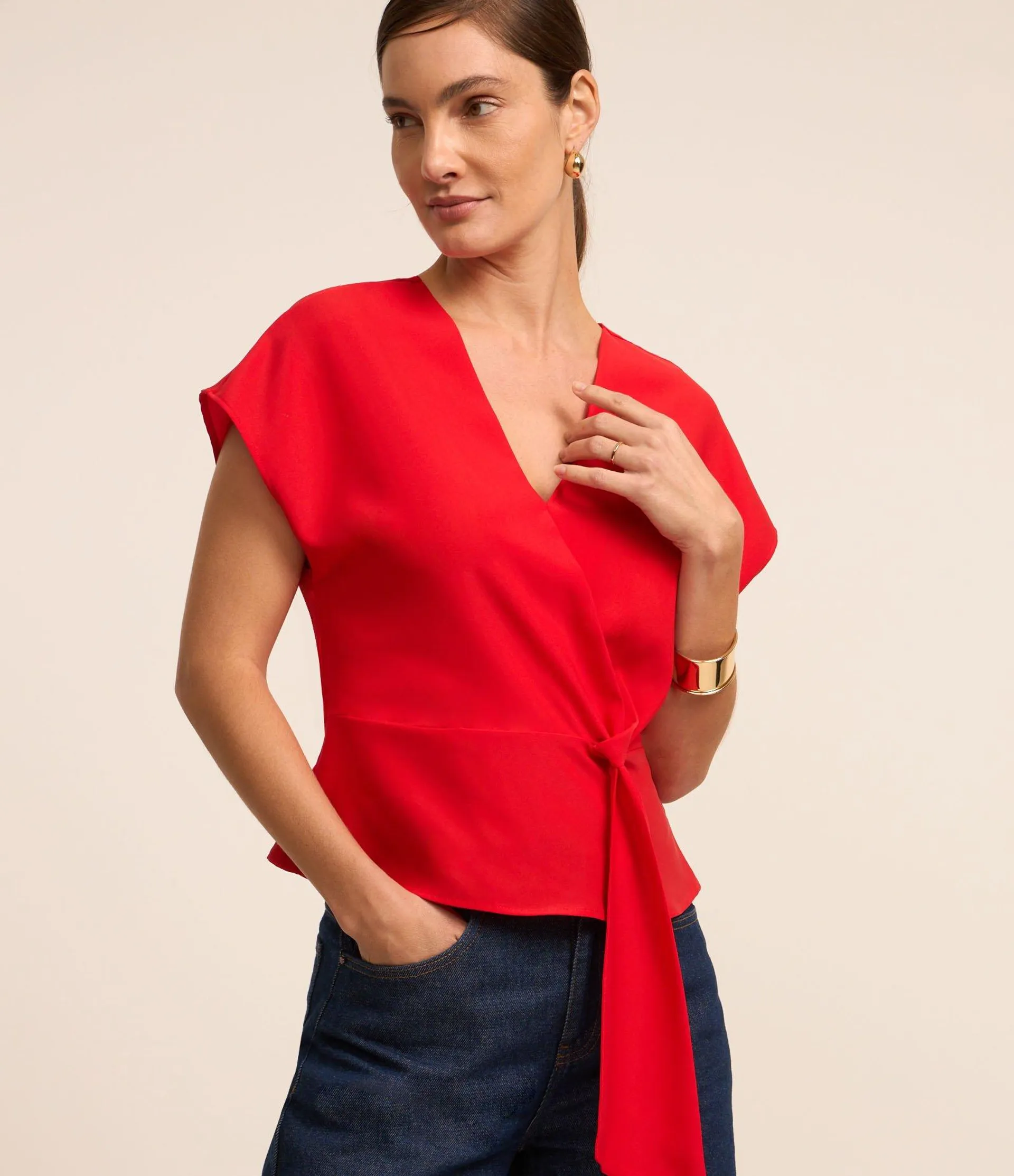 Blusa Acetinada com Decote V e Nó Frontal Vermelho