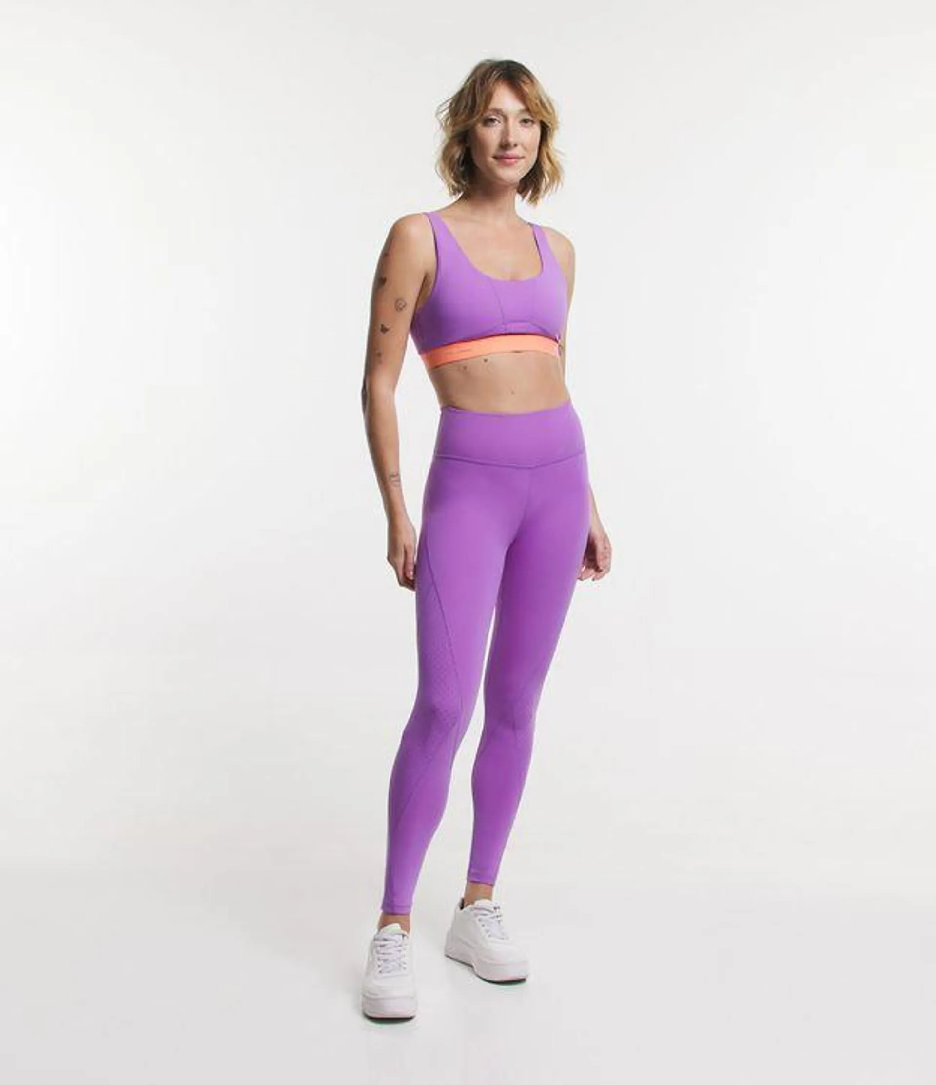 Calça Legging Esportiva em Microfibra com Recortes e Furos Lilás