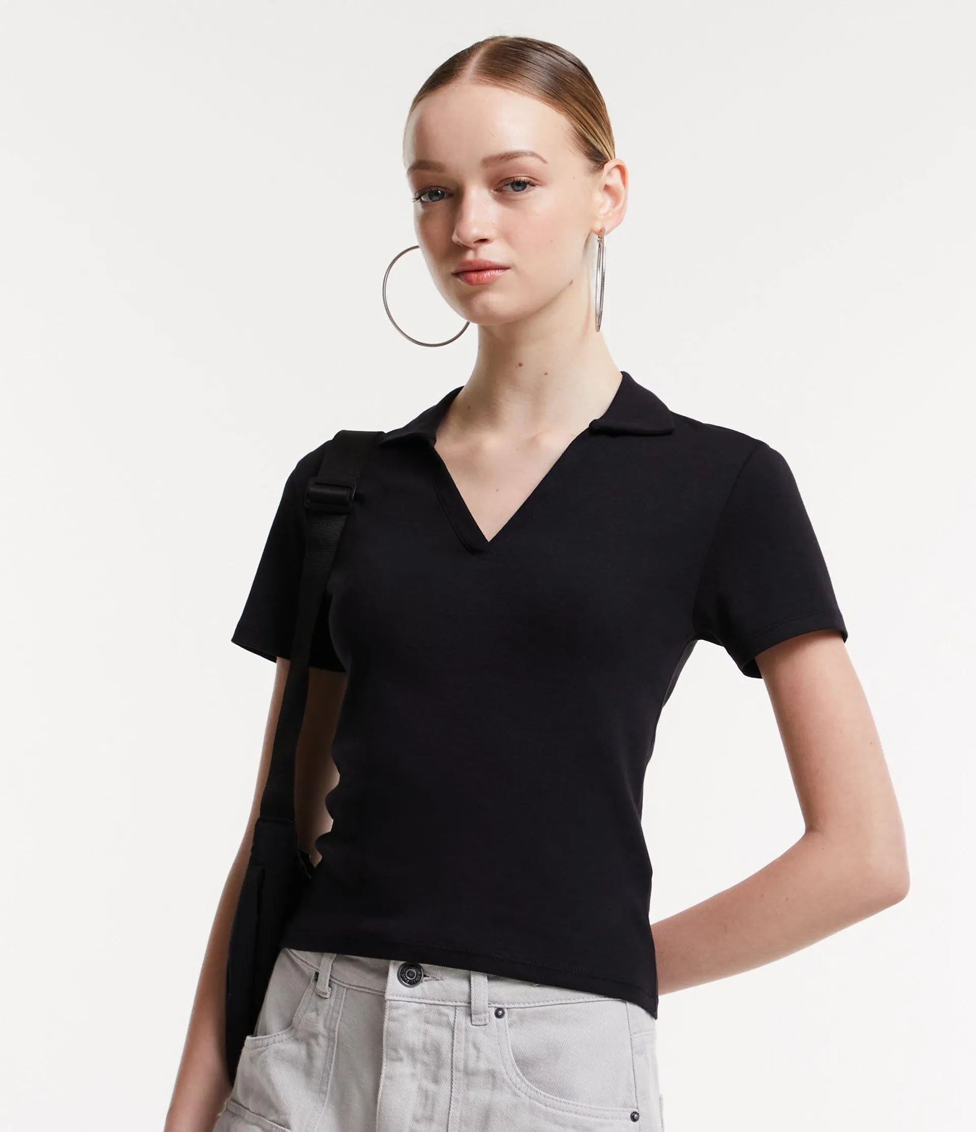 Blusa Polo Cropped em Algodão e Manga Curta Preto