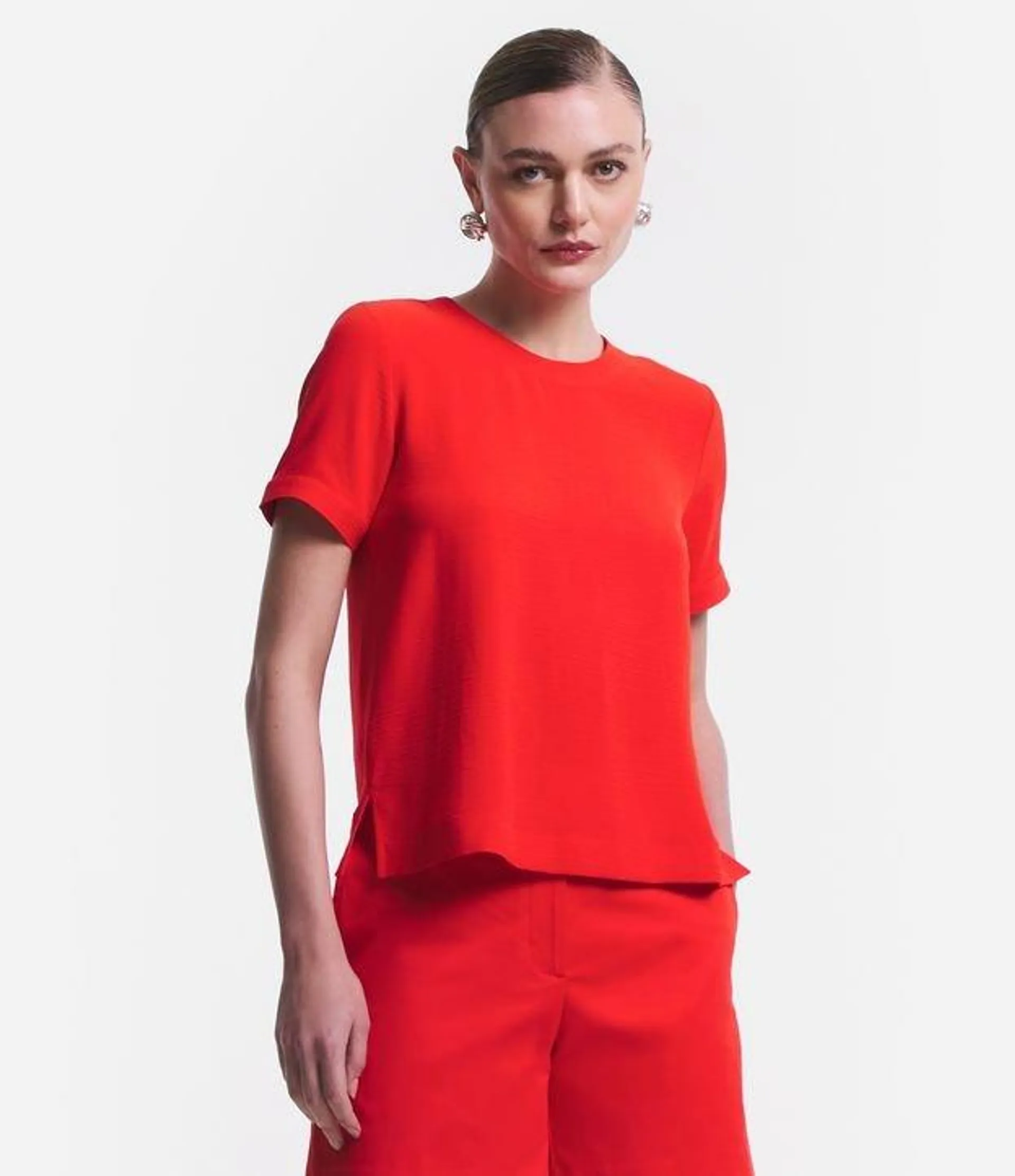 Blusa com Abertura nas Costas e Detalhes Pespontados Vermelho