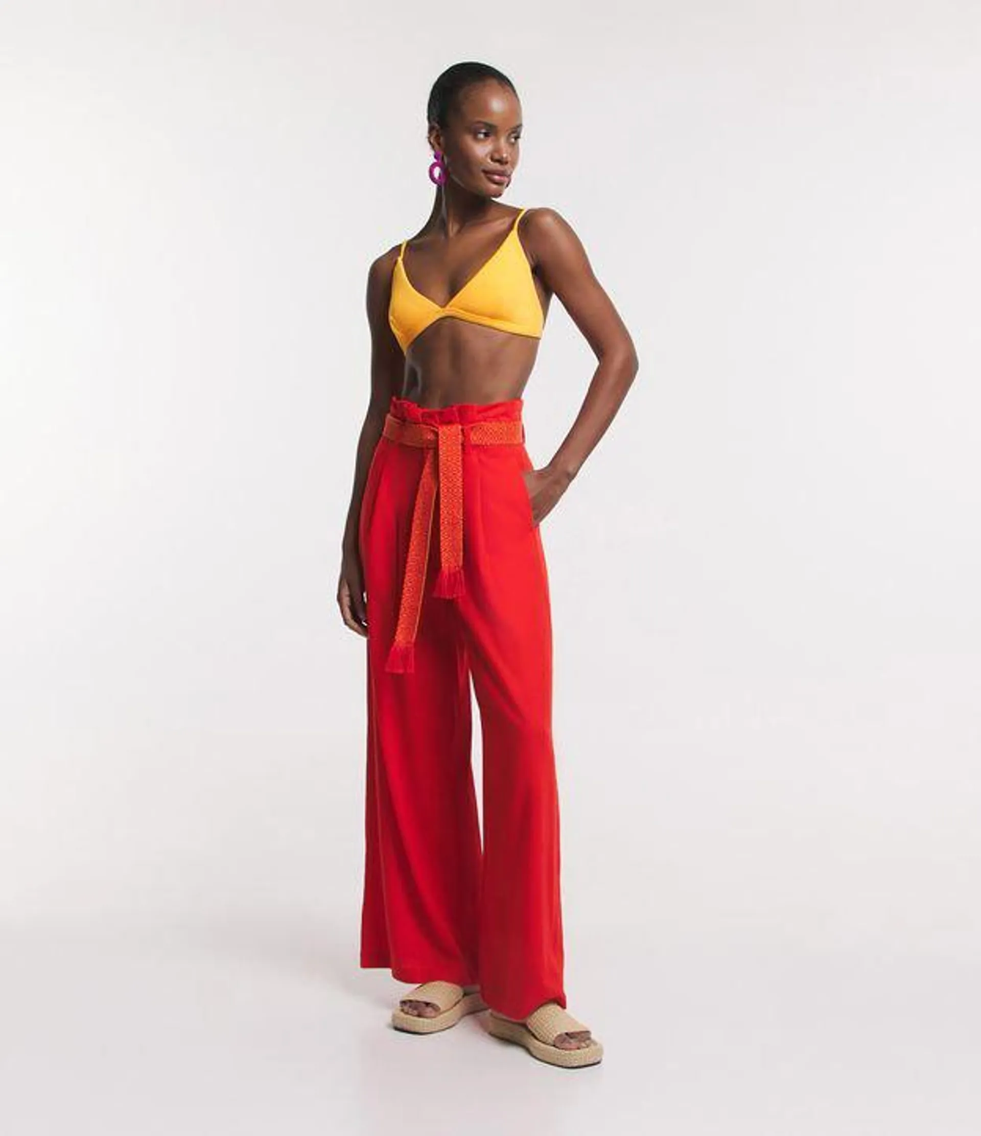 Calça Pantalona em Linho com Cinto Bordado Vermelho