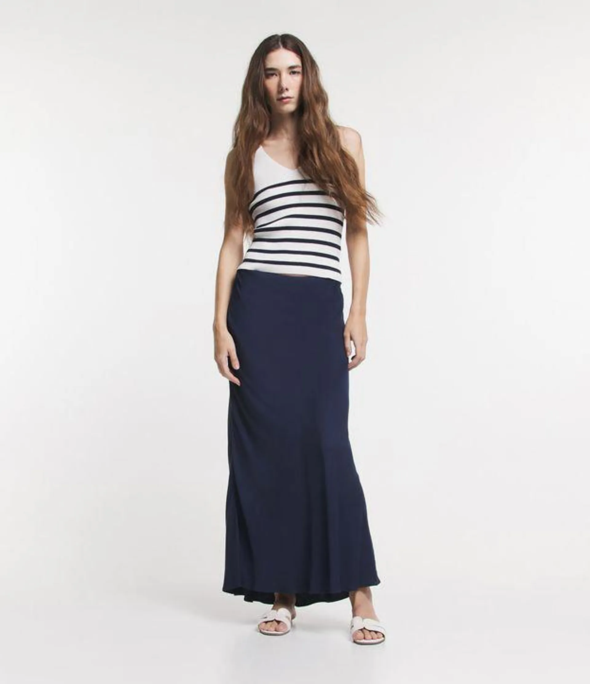 Saia Midi Evasê em Viscose Azul Marinho