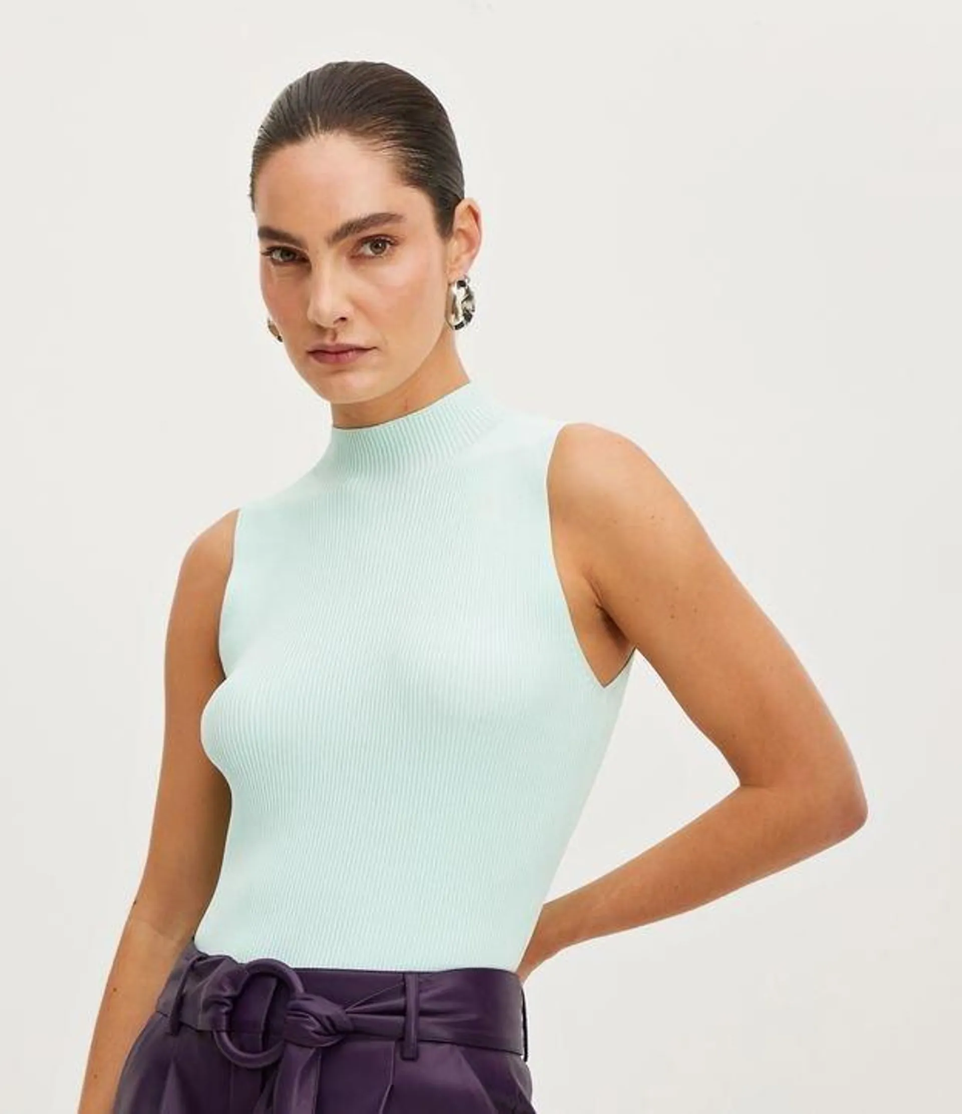 Blusa Regata Básica em Tricô com Gola Alta Verde