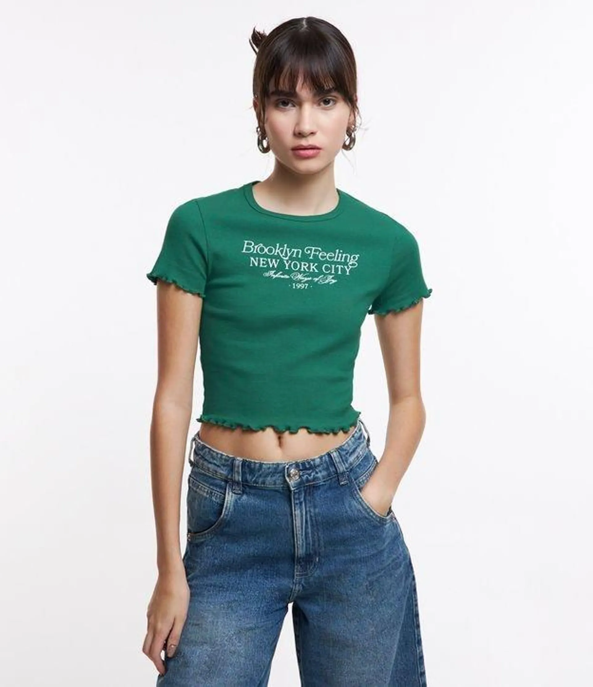 Blusa Curta em Ribana com Barra Frufru e Estampa Lettering Verde