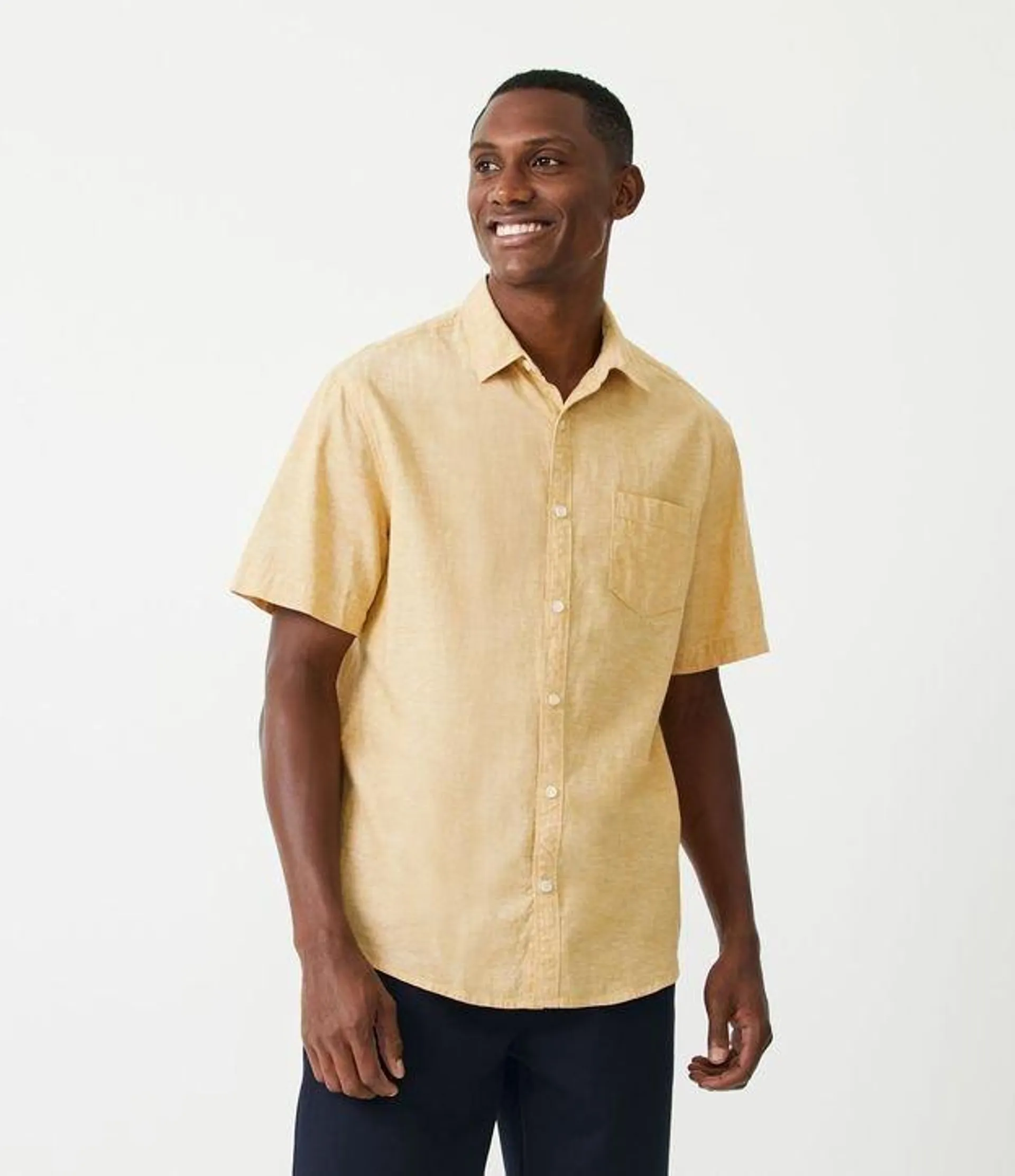 Camisa Comfort Básica em Linho com Bolso Frontal Amarelo Médio