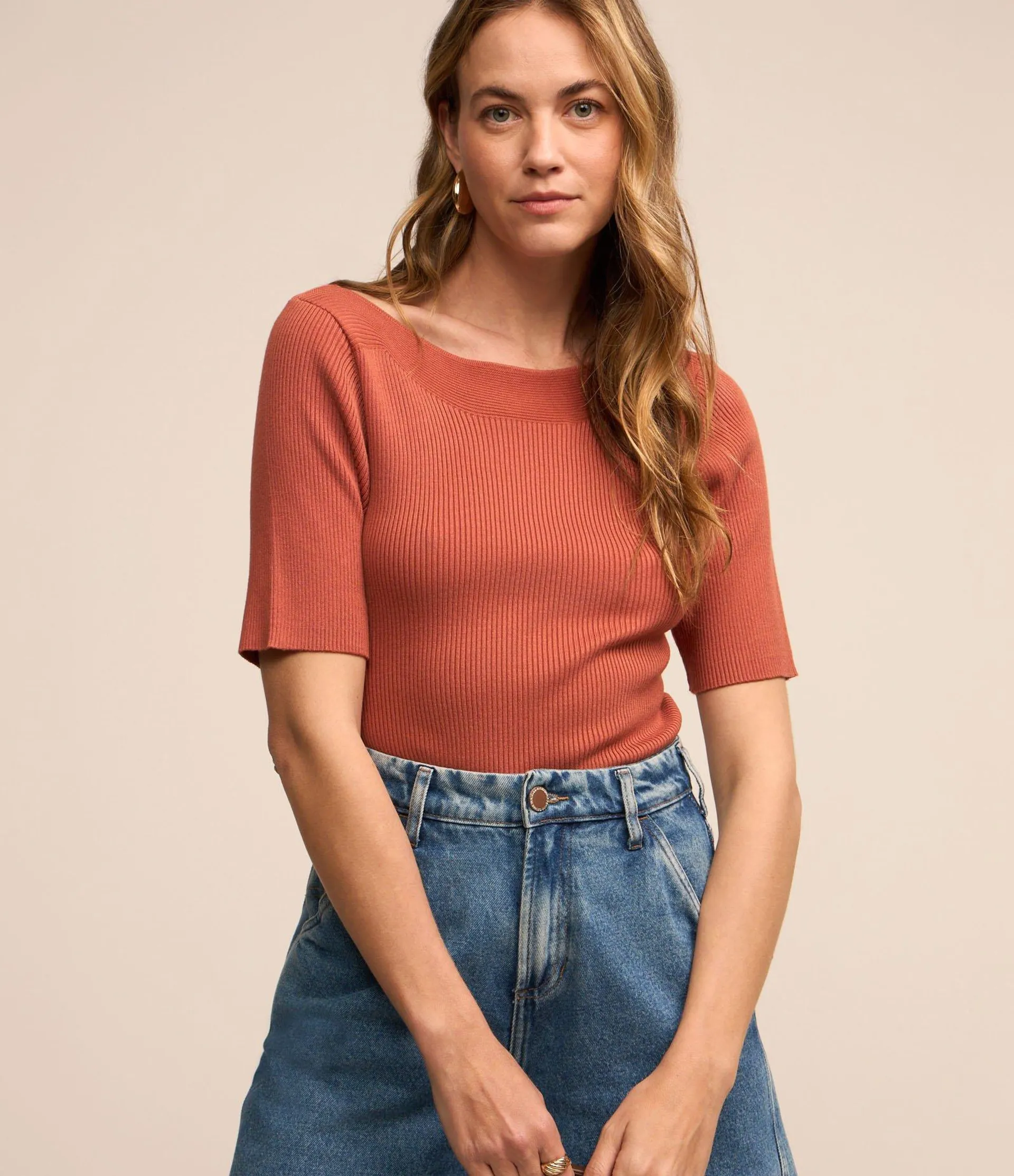 Blusa Básica em Tricô com Gola Canoa Laranja Coral