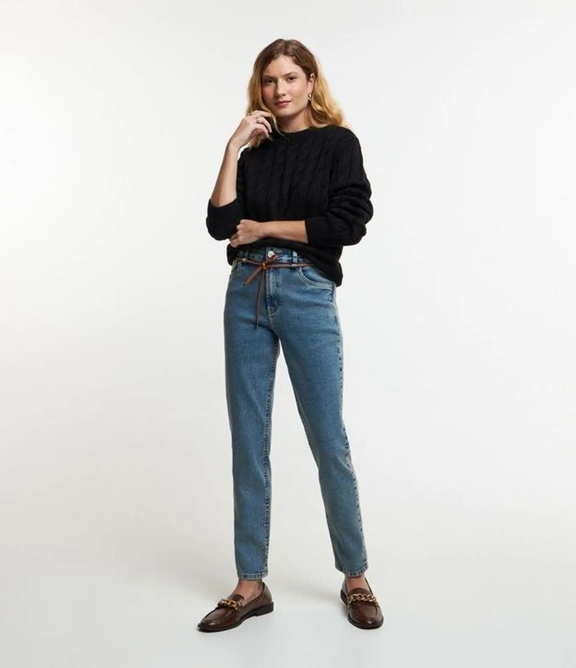 Calça Mom em Jeans com Amarração em Cinto Fino Azul