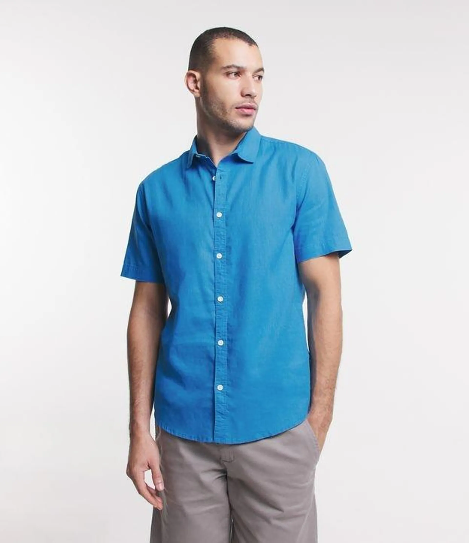 Camisa Comfort Básica em Linho com Manga Curta Azul Médio