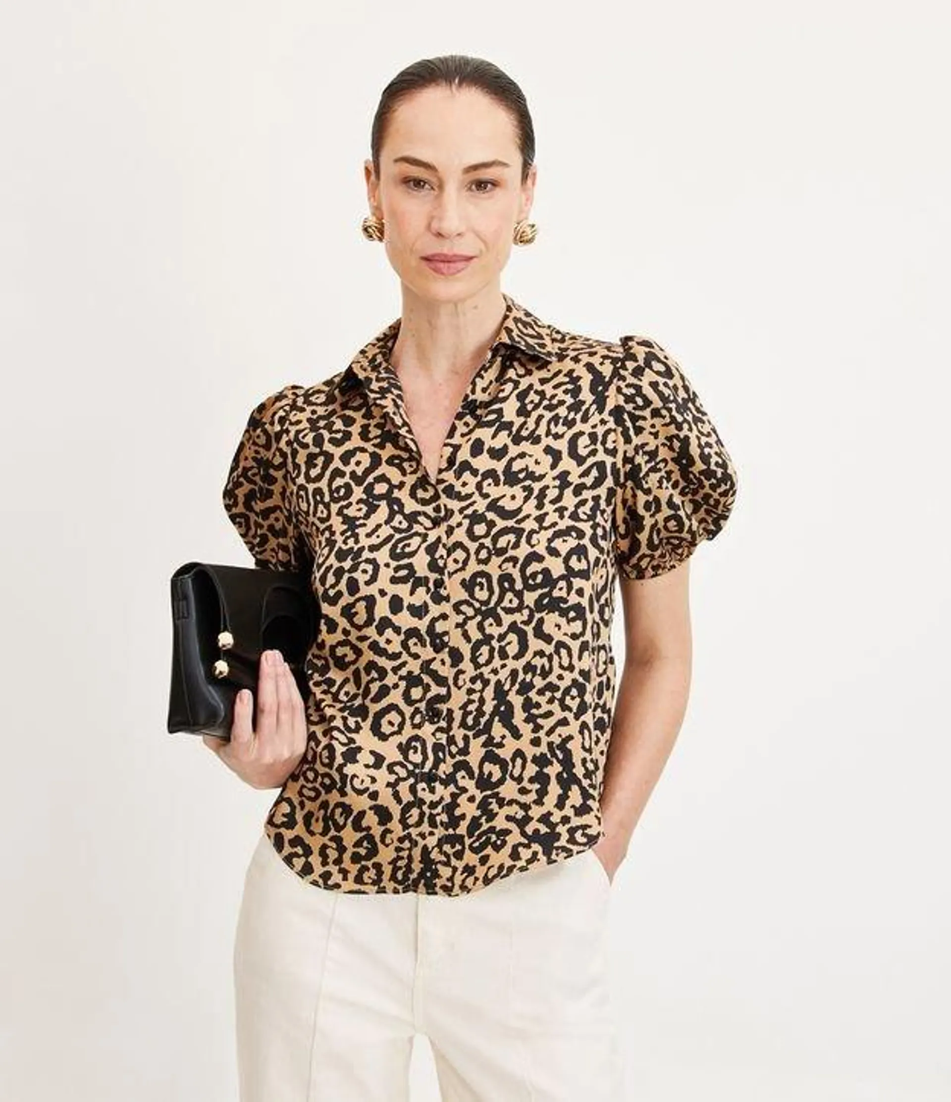 Camisa Acetinada com Estampa Animal Print e Manga Bufante Bege