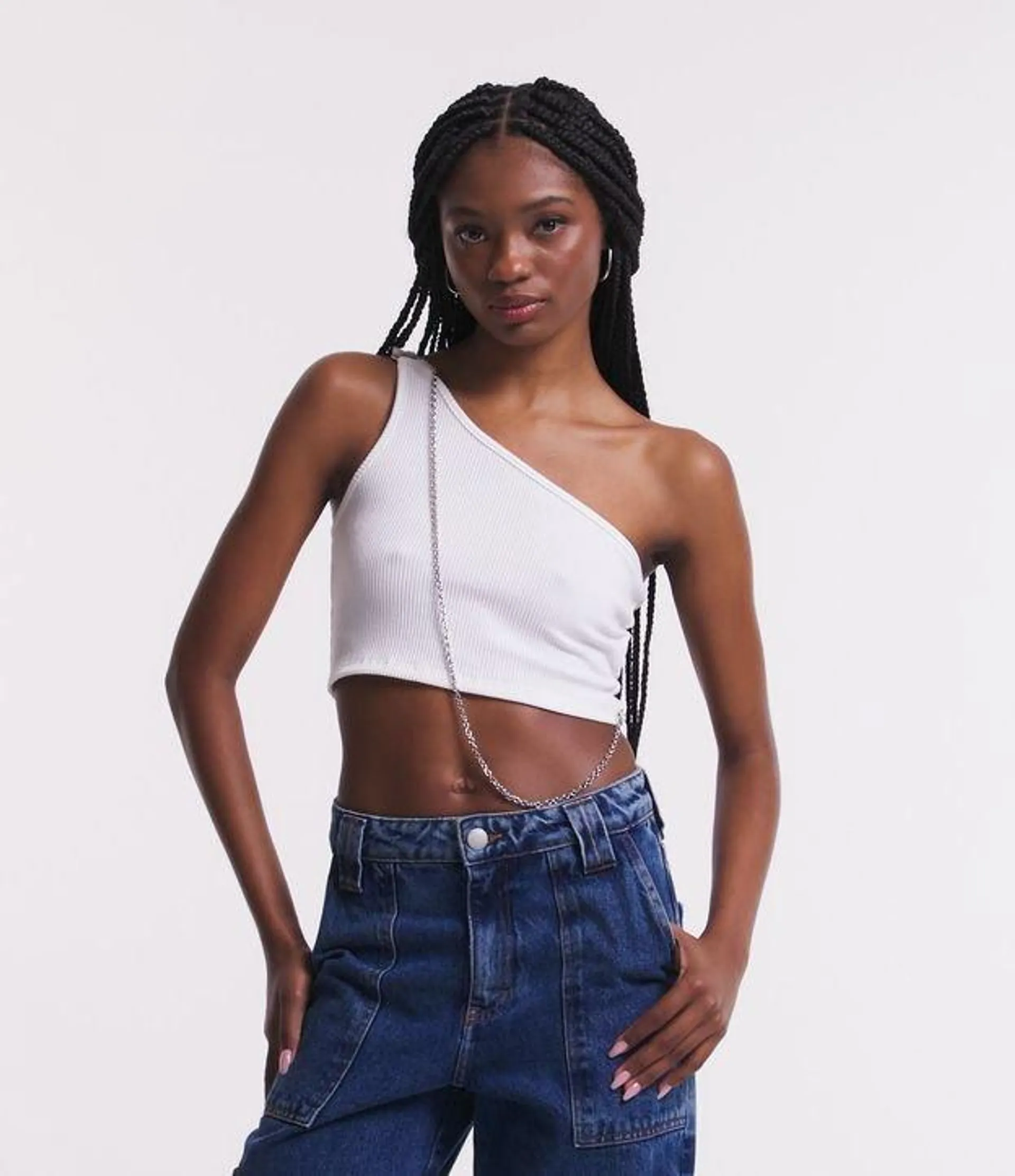 Blusa Cropped Canelada com Um Ombro Só e Correntinha Pendurada Branco