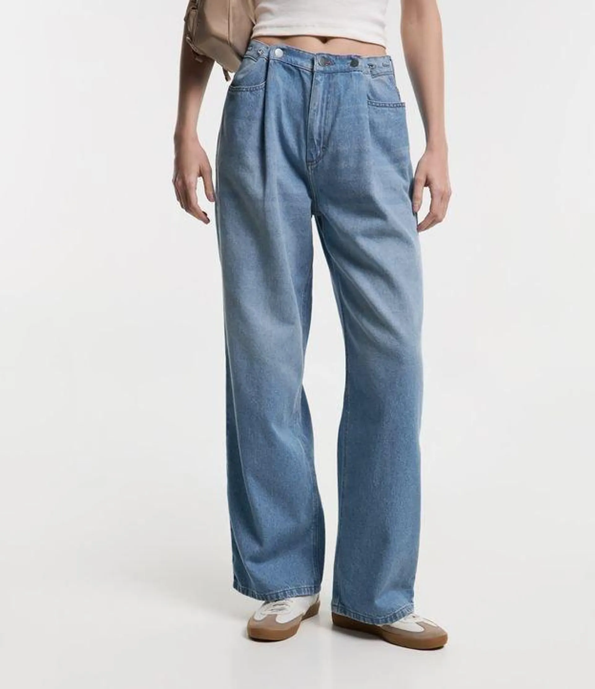 Calça Pantalona Jeans com Abotoamento e Pregas no Cós Azul