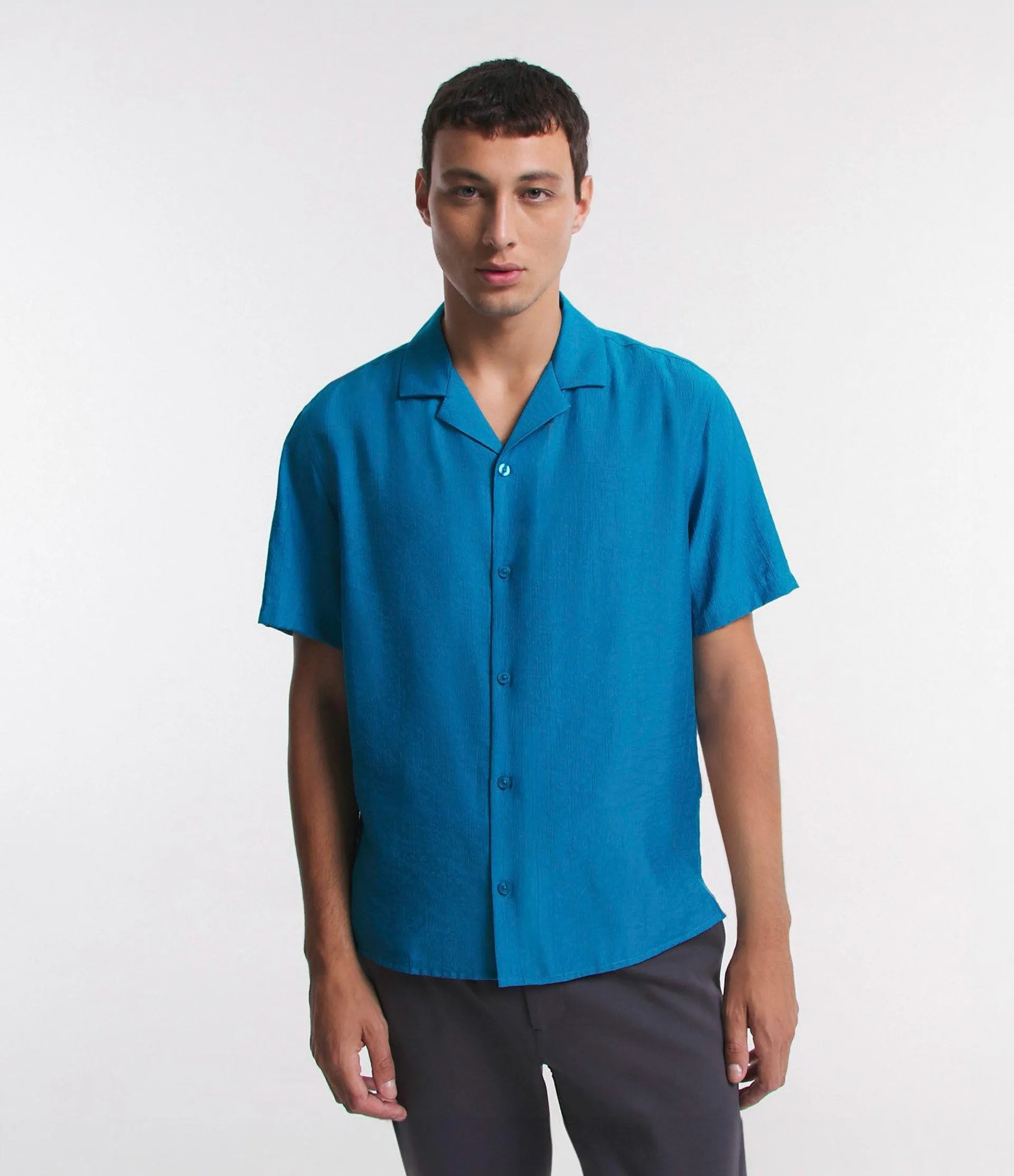 Camisa Slim em Viscose com Textura Diferenciada e Gola Colarinho Azul Turquesa