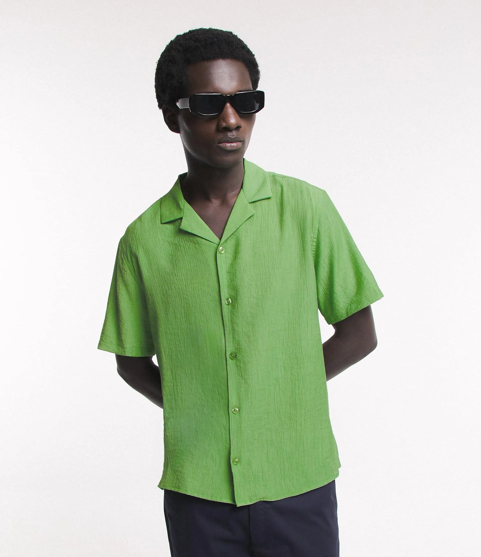 Camisa Slim em Viscose com Textura Diferenciada e Gola Colarinho Verde