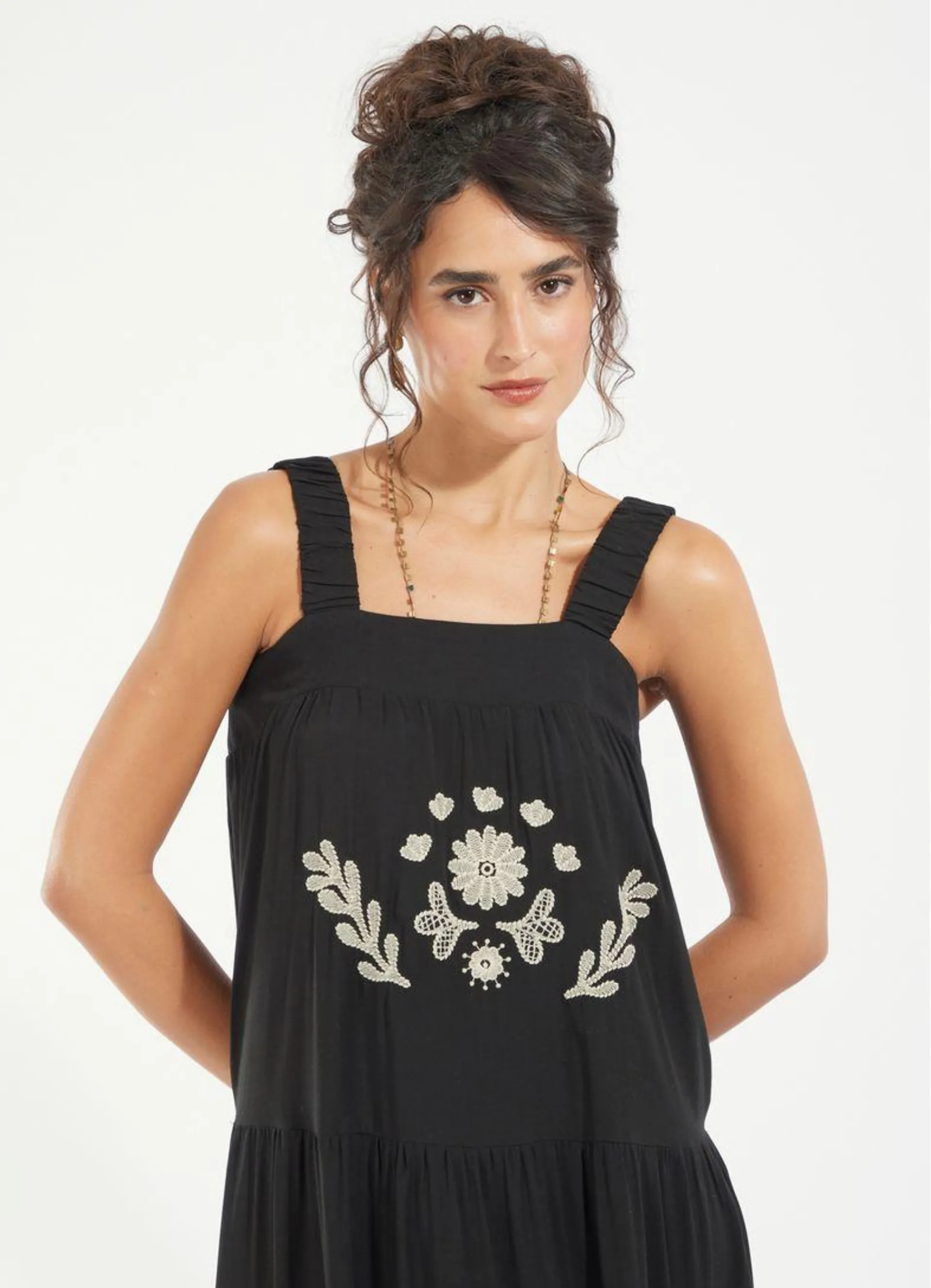 Vestido alça bordado floral soutaché preto