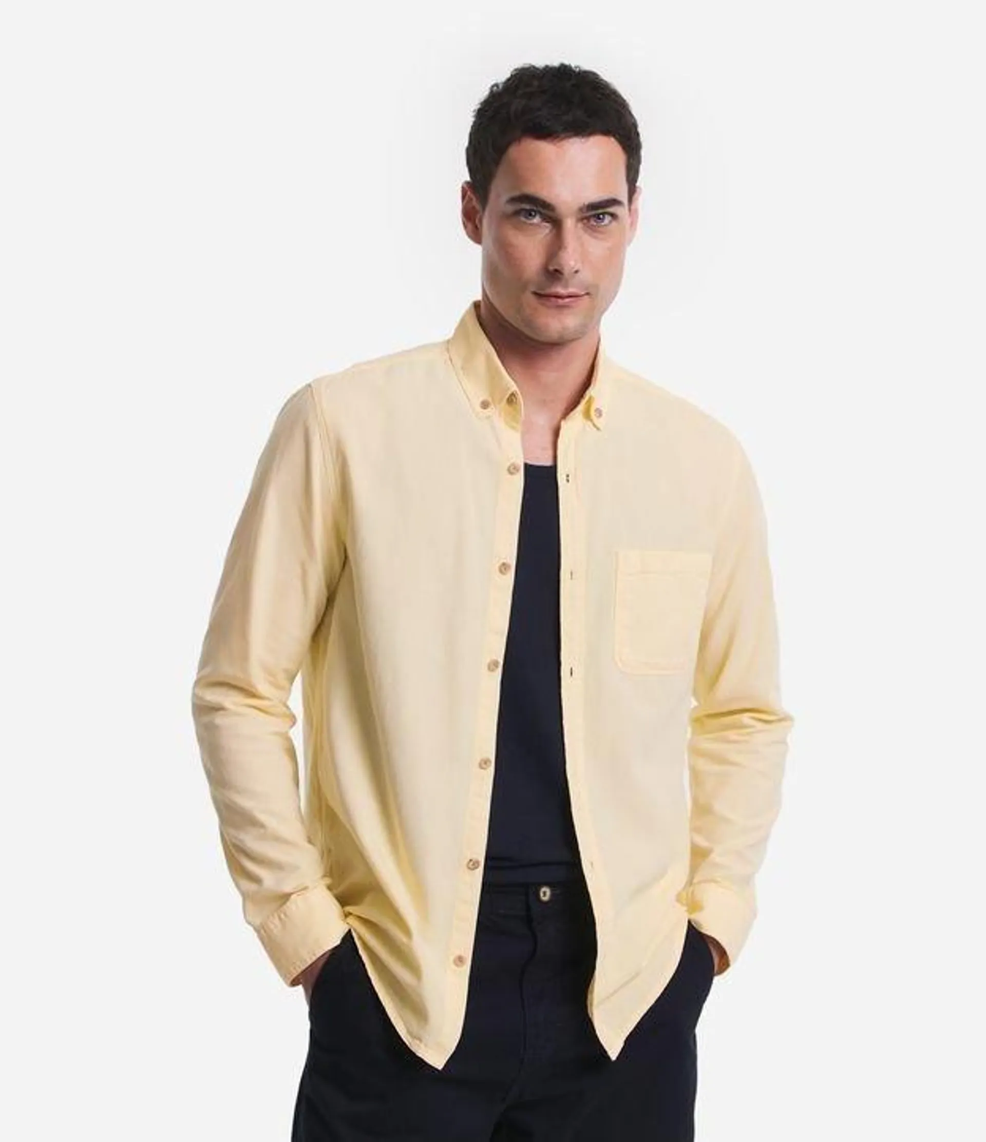 Camisa Regular em Oxford com Bolso Frontal Amarelo Claro