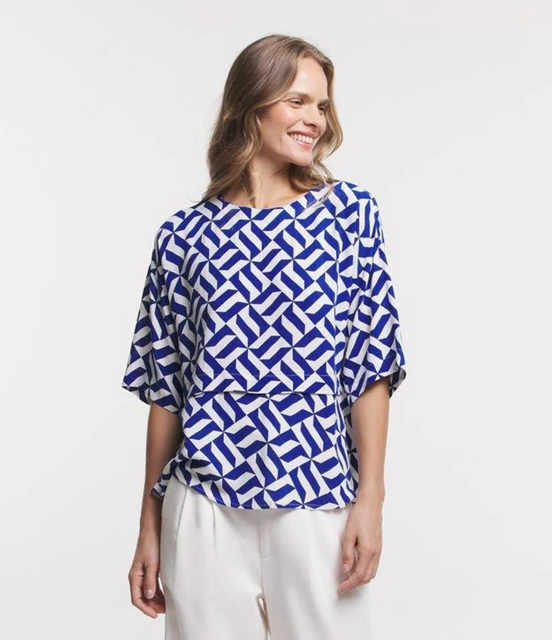 Blusa Alongada em Viscolinho com Estampa Geométrica e Camada Azul