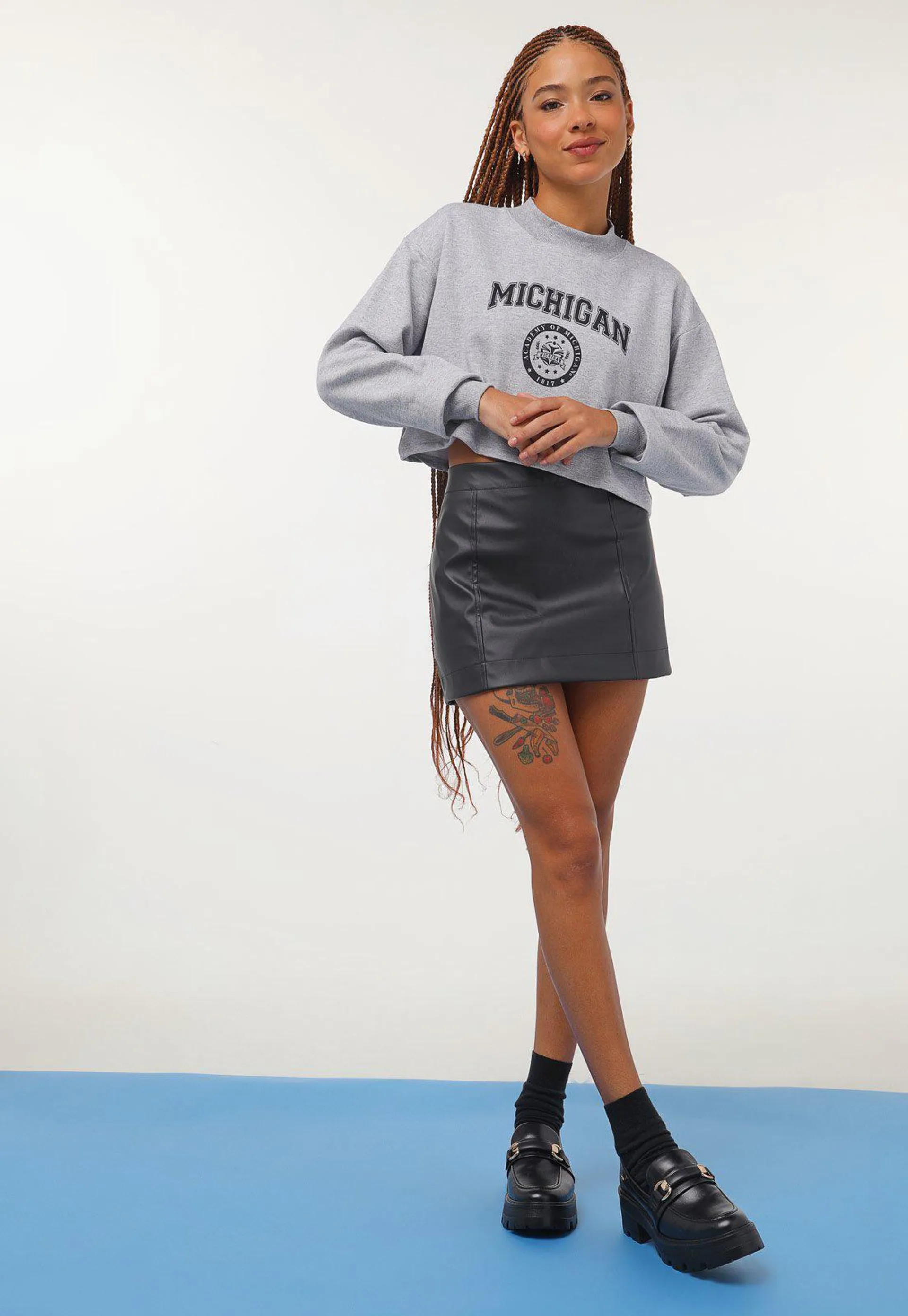 Blusa de Moletom Flanelada Cropped Fechada Forever 21 Michigan Cinza
