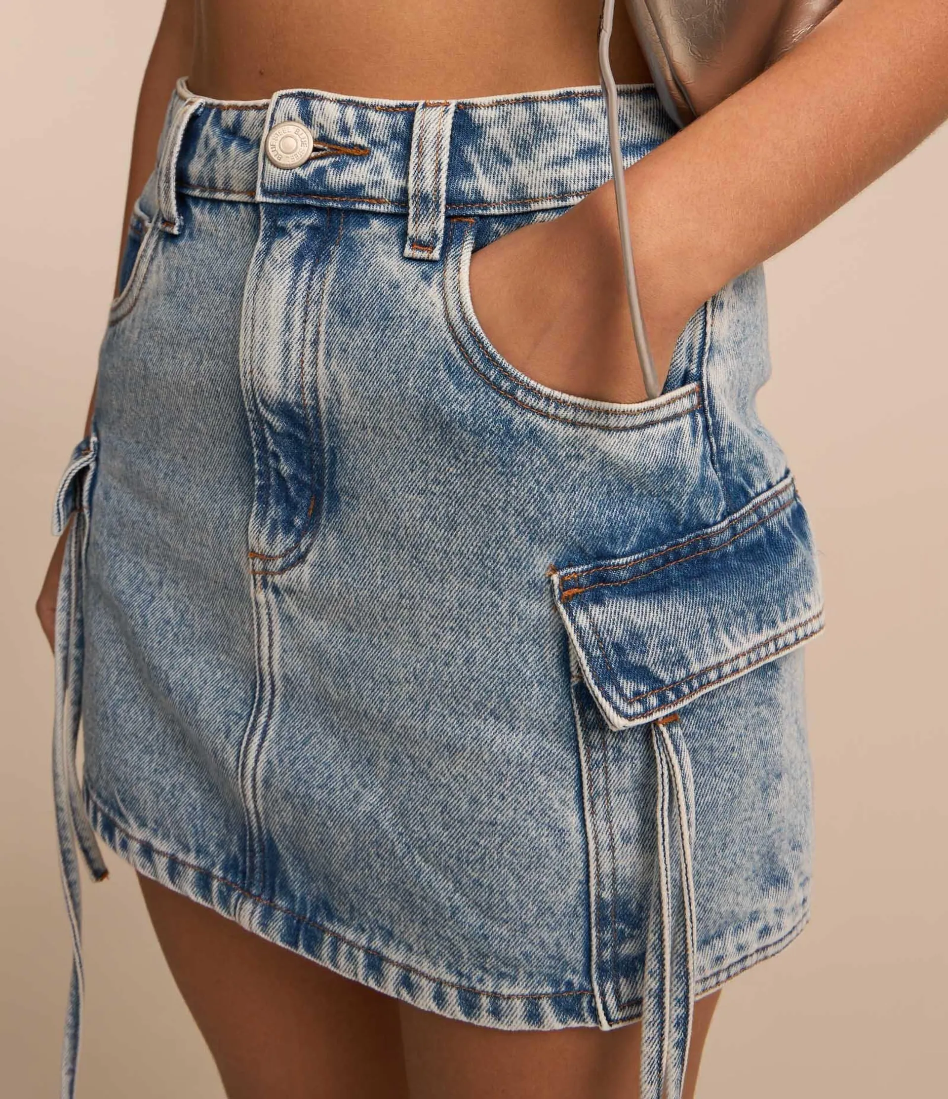 Mini Saia em Jeans Marmorizado com Bolsos Cargos e Cordão Azul