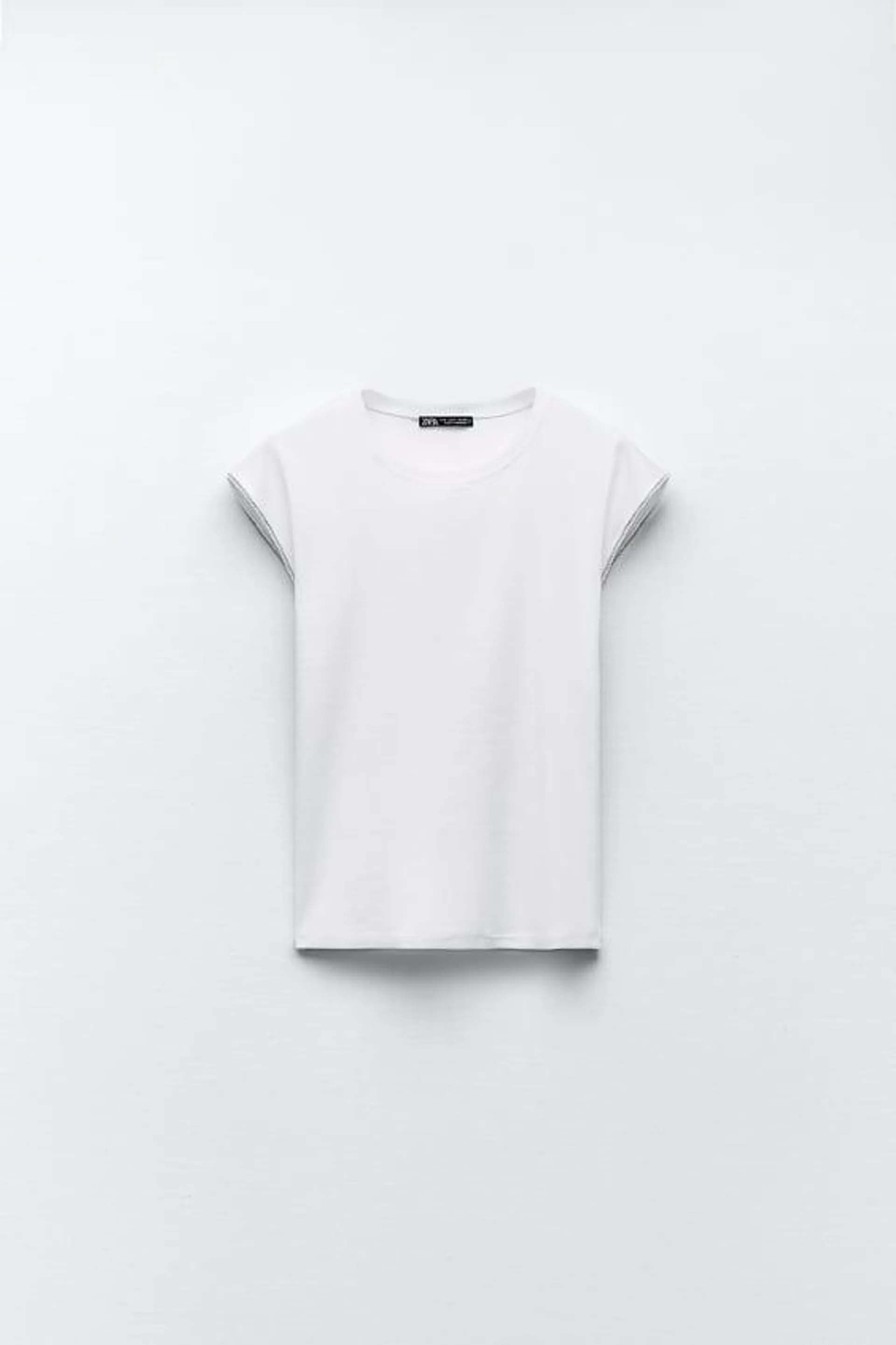 CAMISETA AJUSTADA COM JOIA