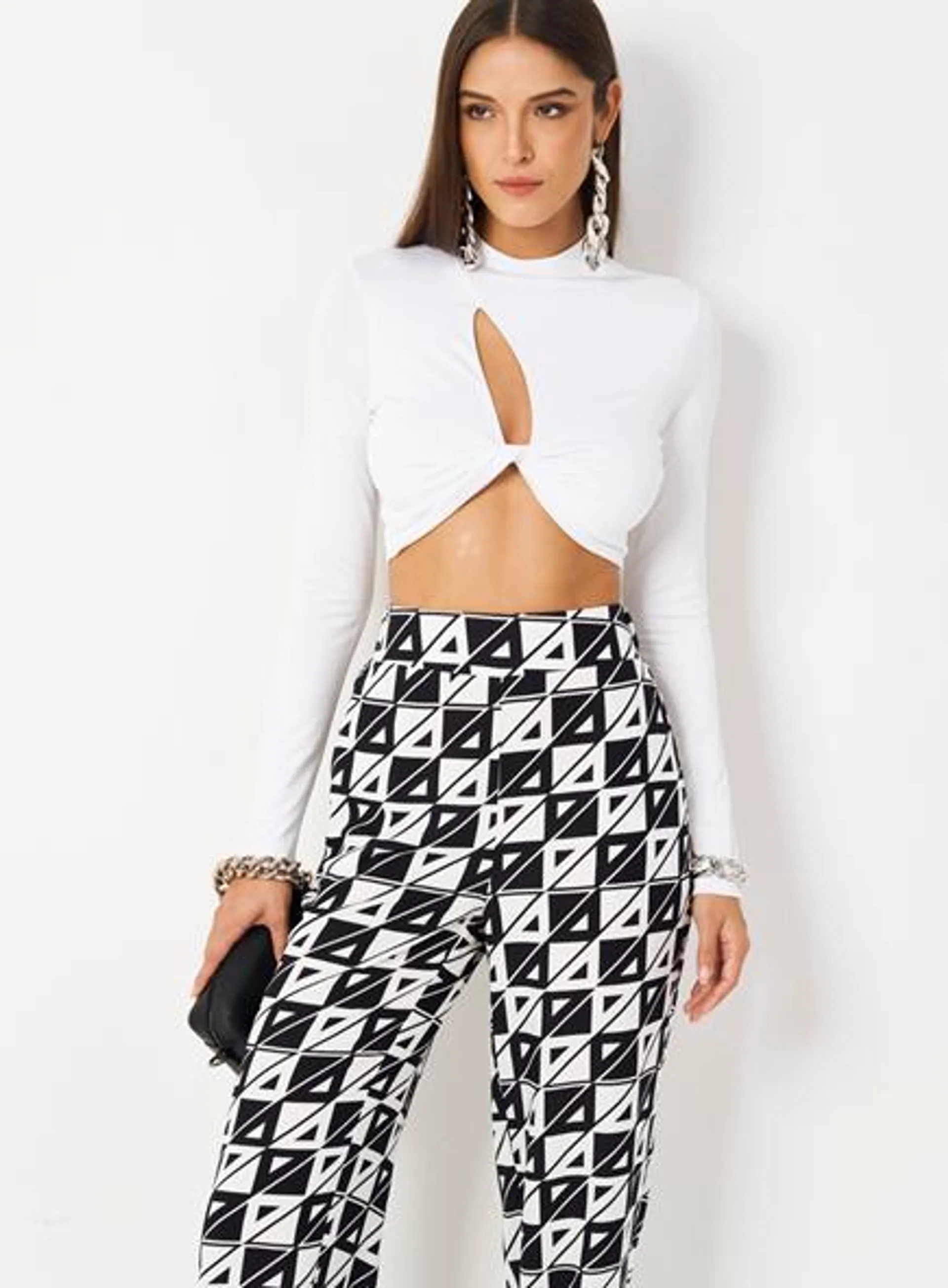 Blusa Cropped Cut Out Com Torção