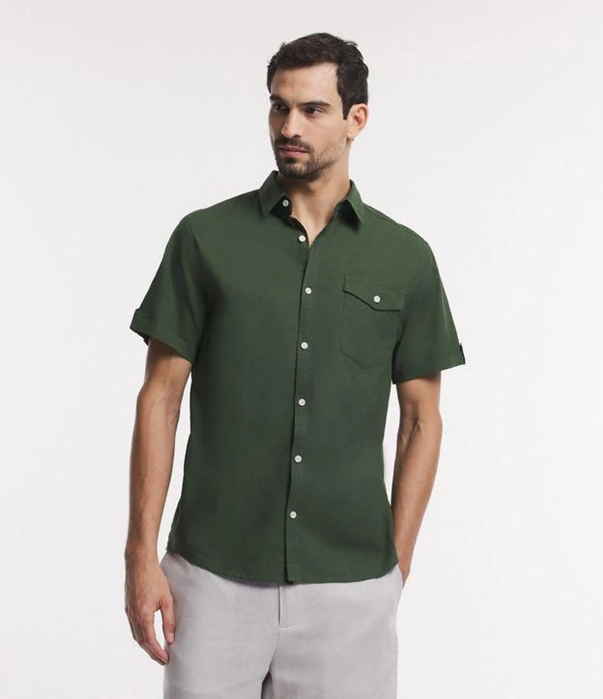 Camisa Comfort em Linho com Bolso e Dobra na Manga Verde