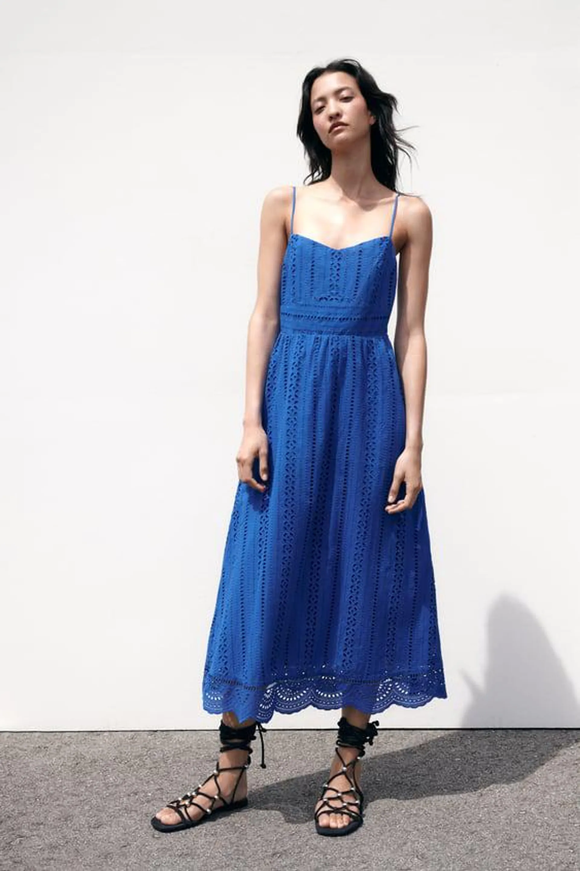 VESTIDO COM BORDADOS PERFURADOS