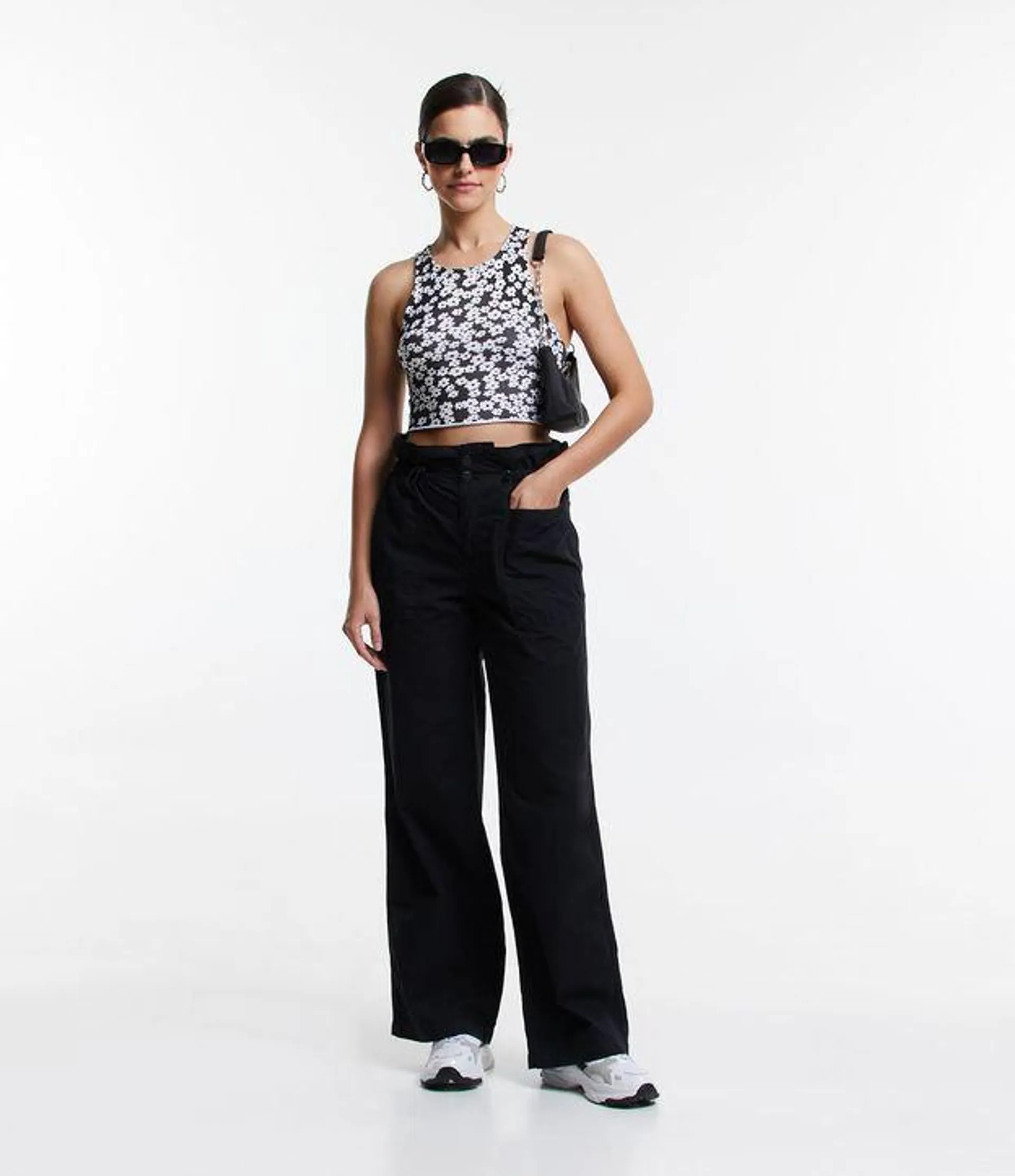 Calça Wide Leg em Sarja com Puxador no Cós Franzido Preto