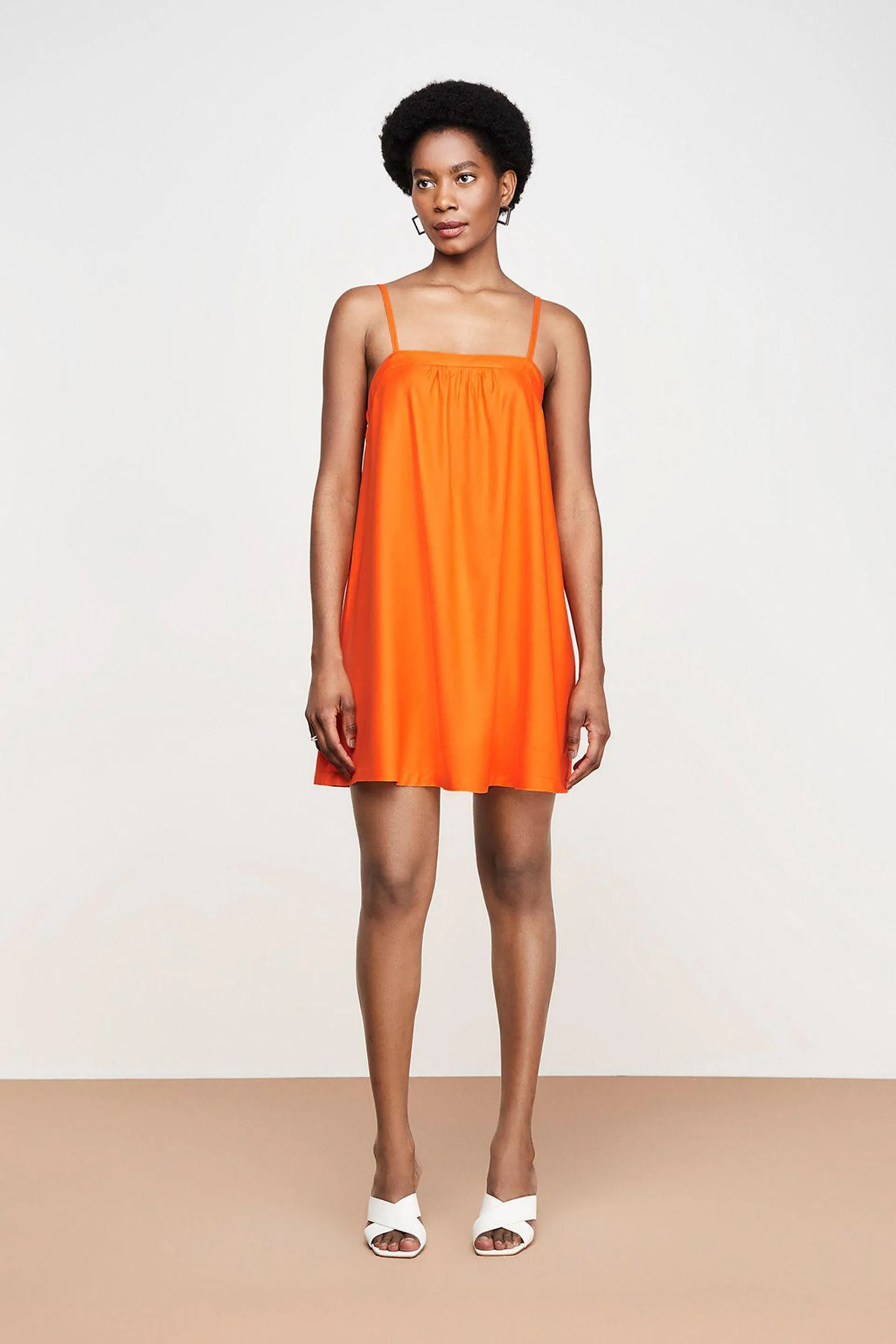 Vestido Curto Fluído Evasê Em Viscose - Laranja