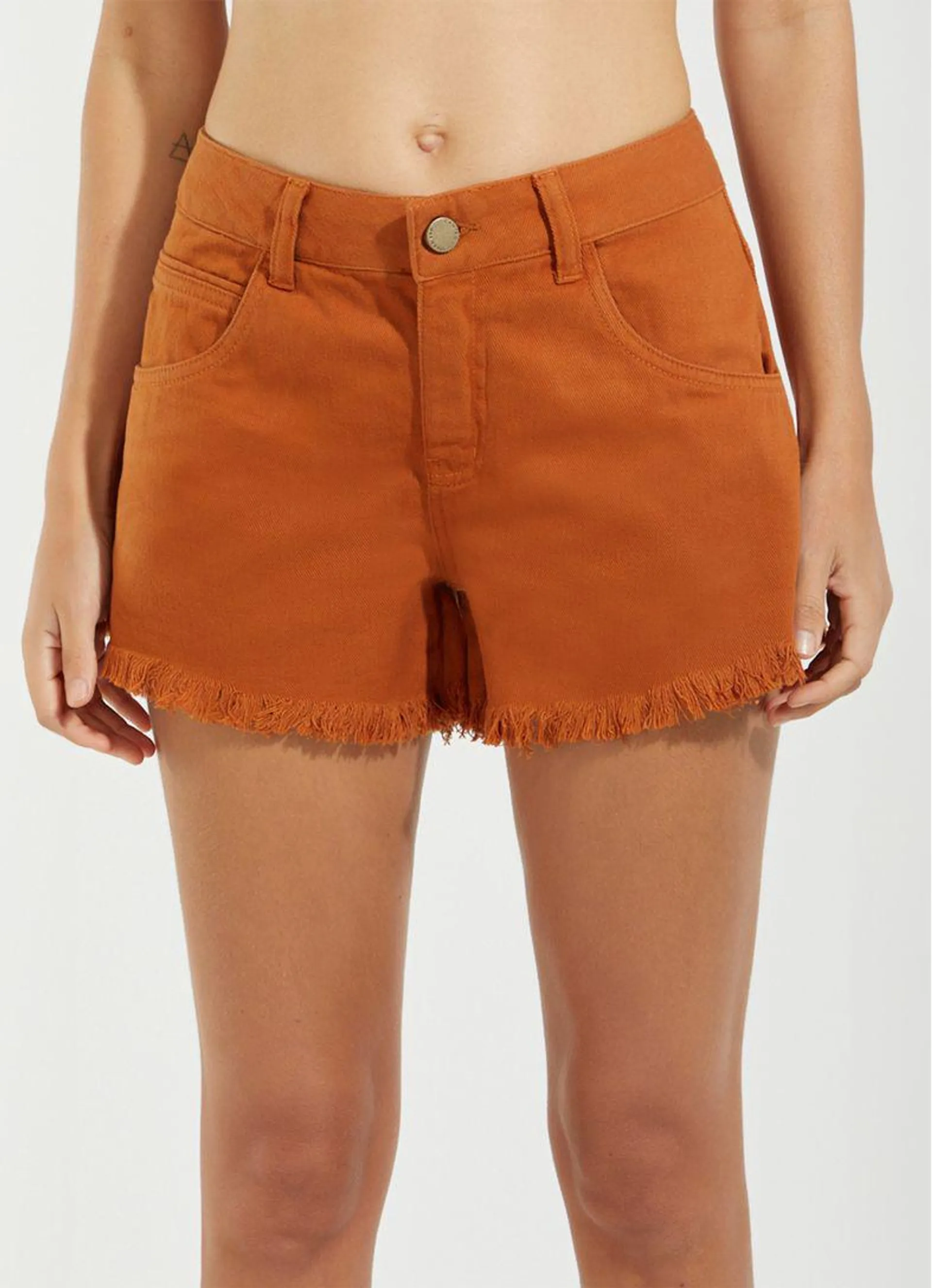 Short sarja basic desfiado marrom